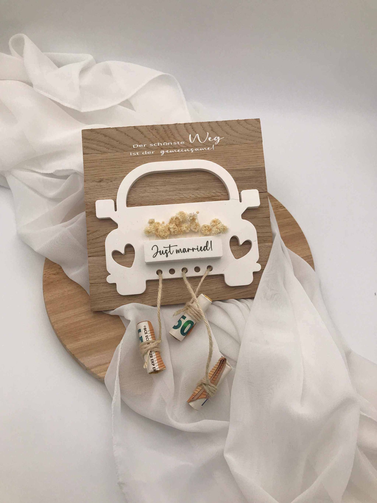 Hochzeitsgeschenk aus Raysin und Holz in Autoform mit Dekoration.