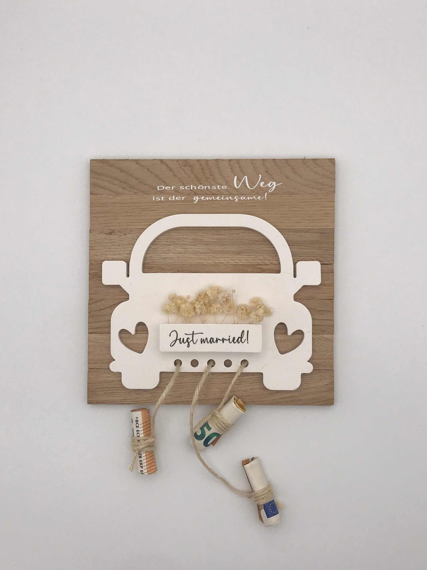 Geldgeschenk zur Hochzeit aus Raysin und Holz mit dekorativem Auto-Motiv und "Just married!"-Schriftzug.