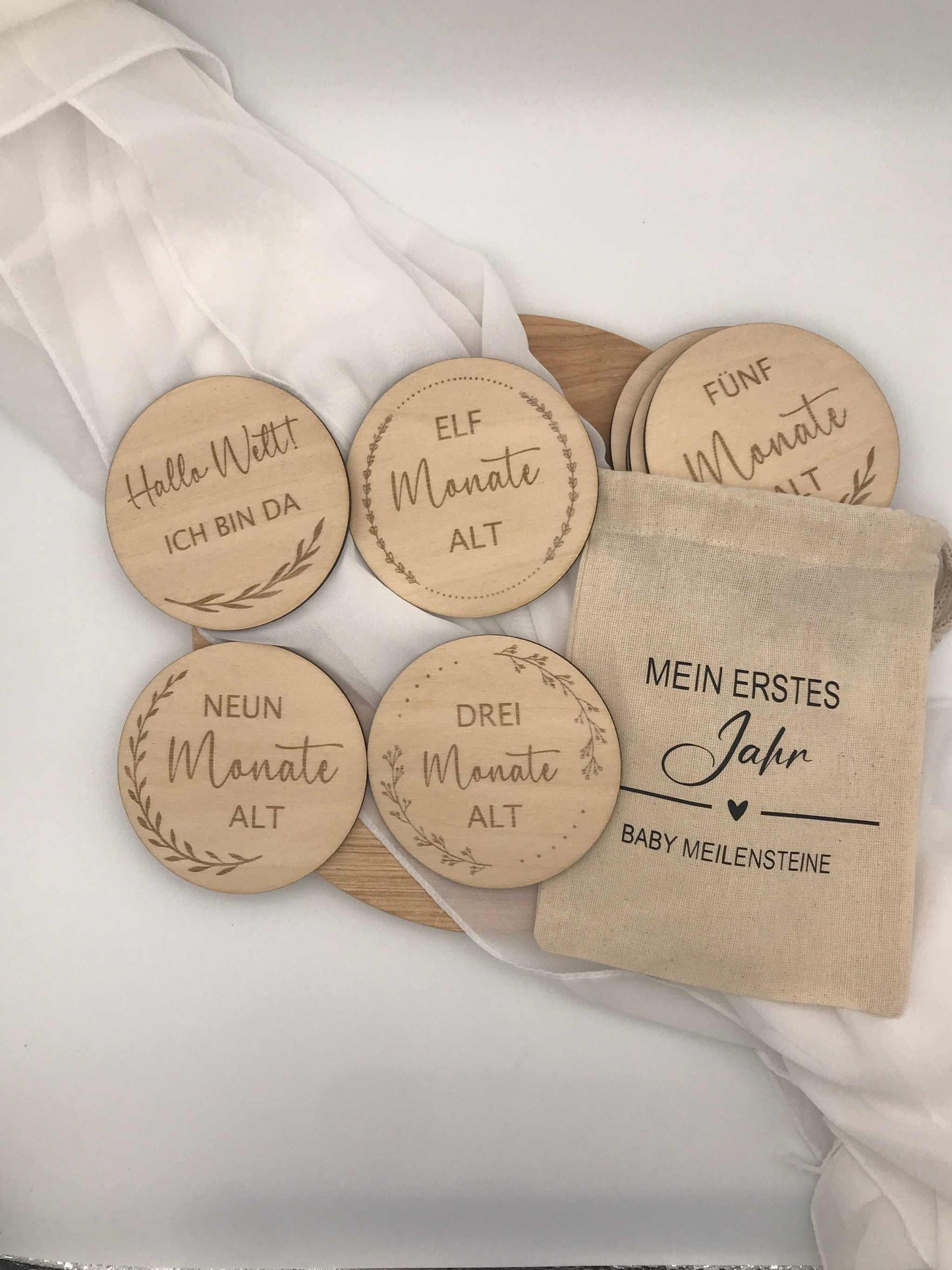 Holzscheiben-Meilensteine für Babys erstes Jahr, 10 cm, mit Texten wie "Hallo Welt" und "Elf Monate alt".