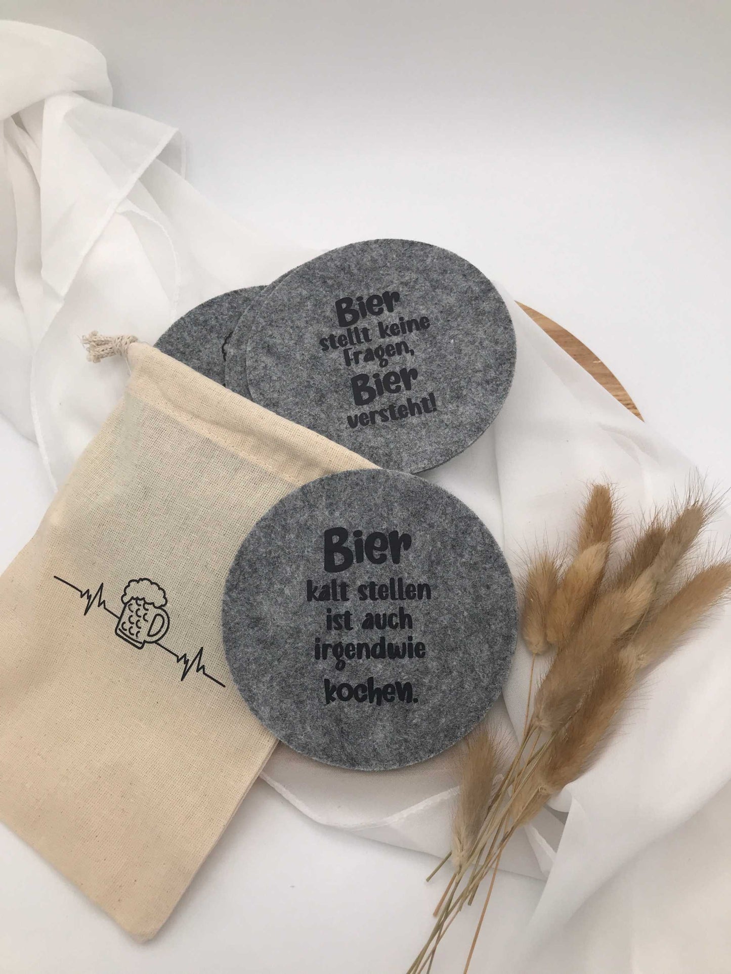 Filzuntersetzer mit Biersprüchen, rund, anthrazit oder hellgrau, lustiges Geschenk für Bierliebhaber, Set aus 13 Stück.