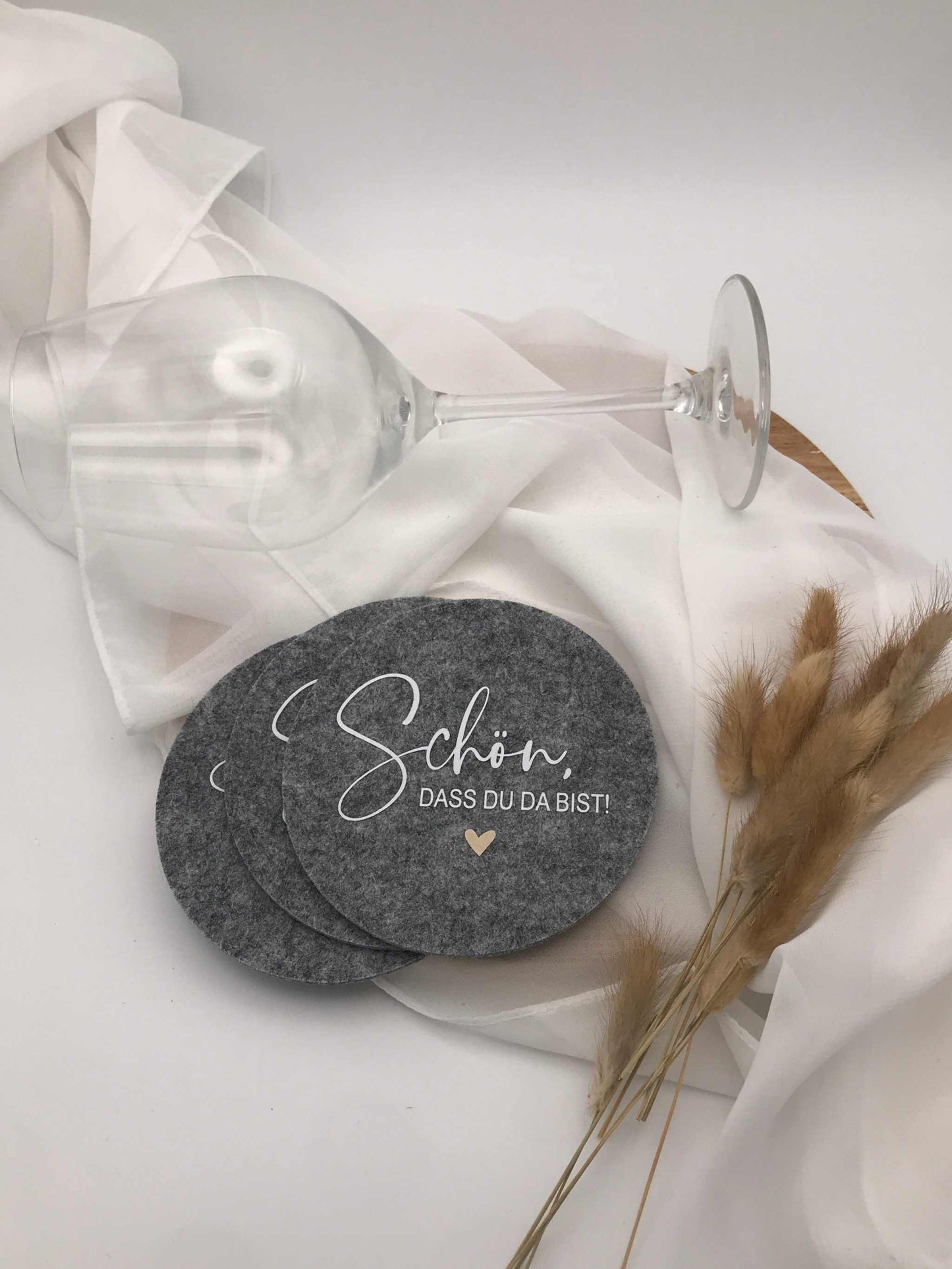 Filzuntersetzer mit Aufschrift "schön, dass du da bist", Set aus 6 Stück, in Anthrazit oder hellgrau, 11 cm Durchmesser, 3 mm dick.