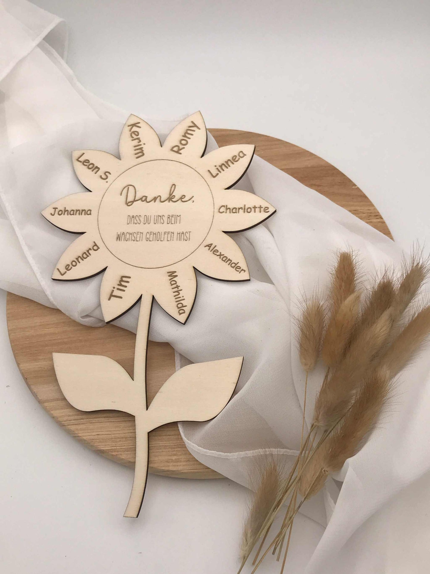 Abschiedsgeschenk Blume aus Holz mit eingravierten Kindernamen für Erzieherin.