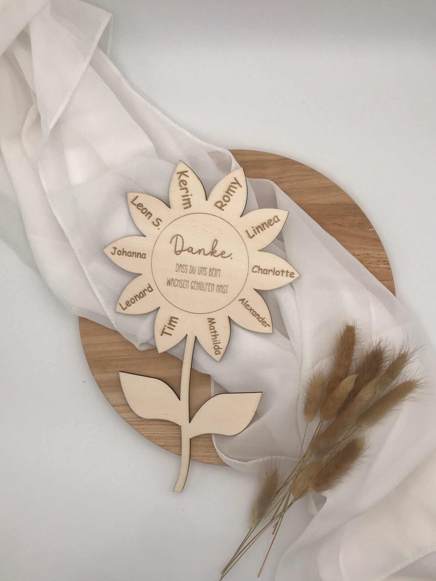 Abschiedsgeschenk Erzieherin personalisierte Blumenform mit Namen der Kinder lasergraviert.