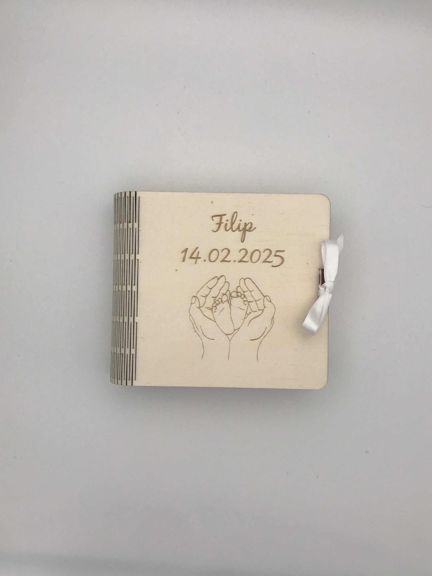 Personalisierte Erinnerungskiste aus Holz zur sicheren Aufbewahrung von Babyandenken.
