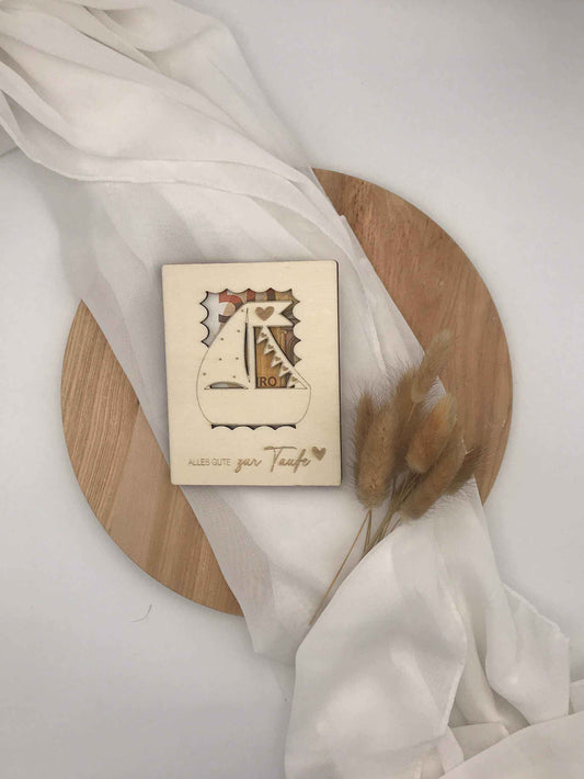 Geldgeschenk aus Sperrholz für Taufe, Kommunion oder Firmung auf Holzbrett dekoriert.