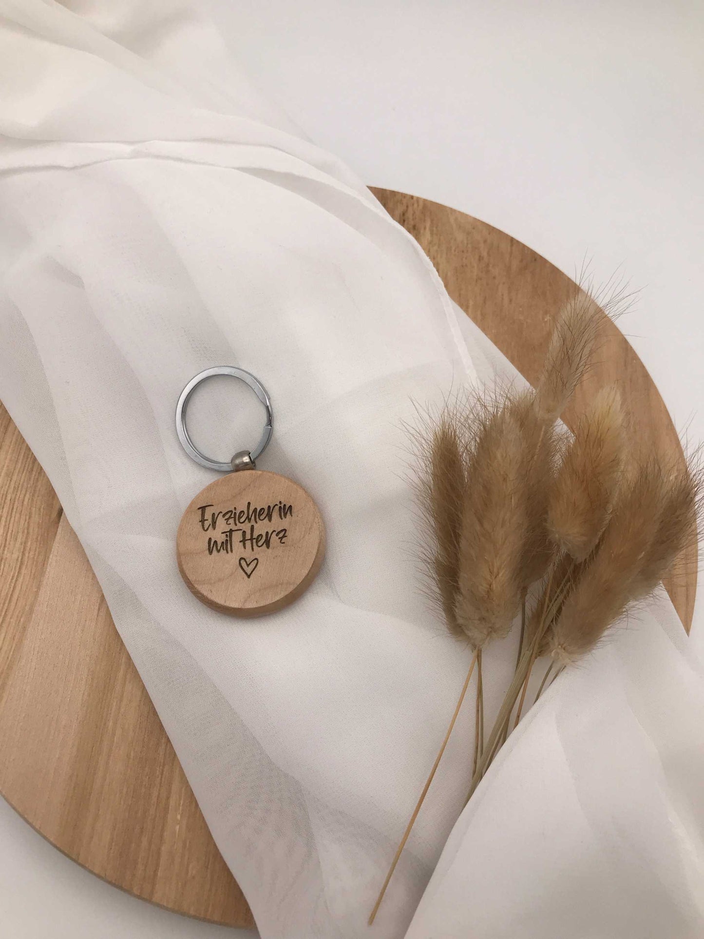 Personalisierter Holz-Schlüsselanhänger mit Gravur, ideales Abschiedsgeschenk für Erzieherinnen.