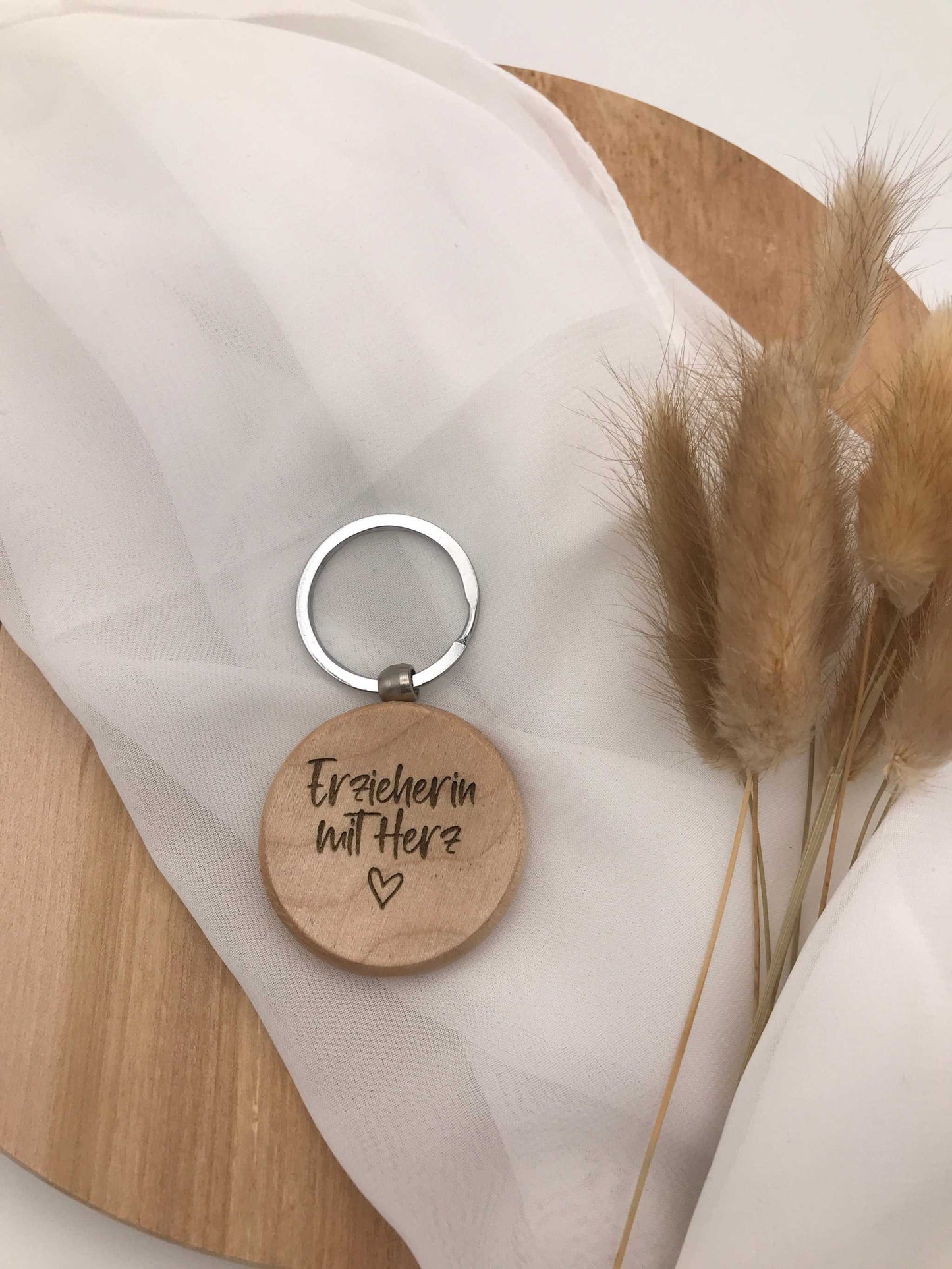 Personalisierter Holz-Schlüsselanhänger für Erzieherinnen mit Gravur und Herzsymbol, Abschiedsgeschenk.