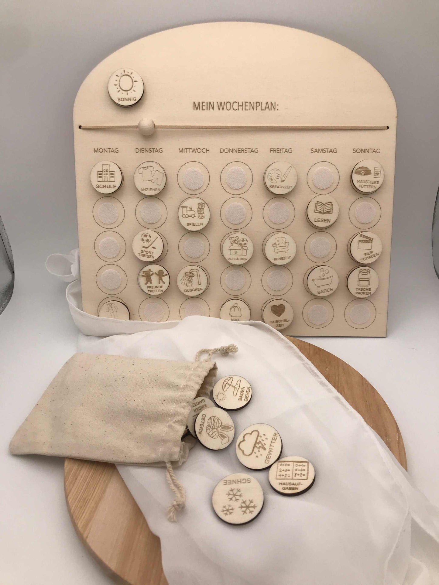 Wochenplan aus Holz für Kinder mit 28 Routineplättchen, zur Organisation des Tagesablaufs, detailreicher Kalender mit klettbaren Scheiben.