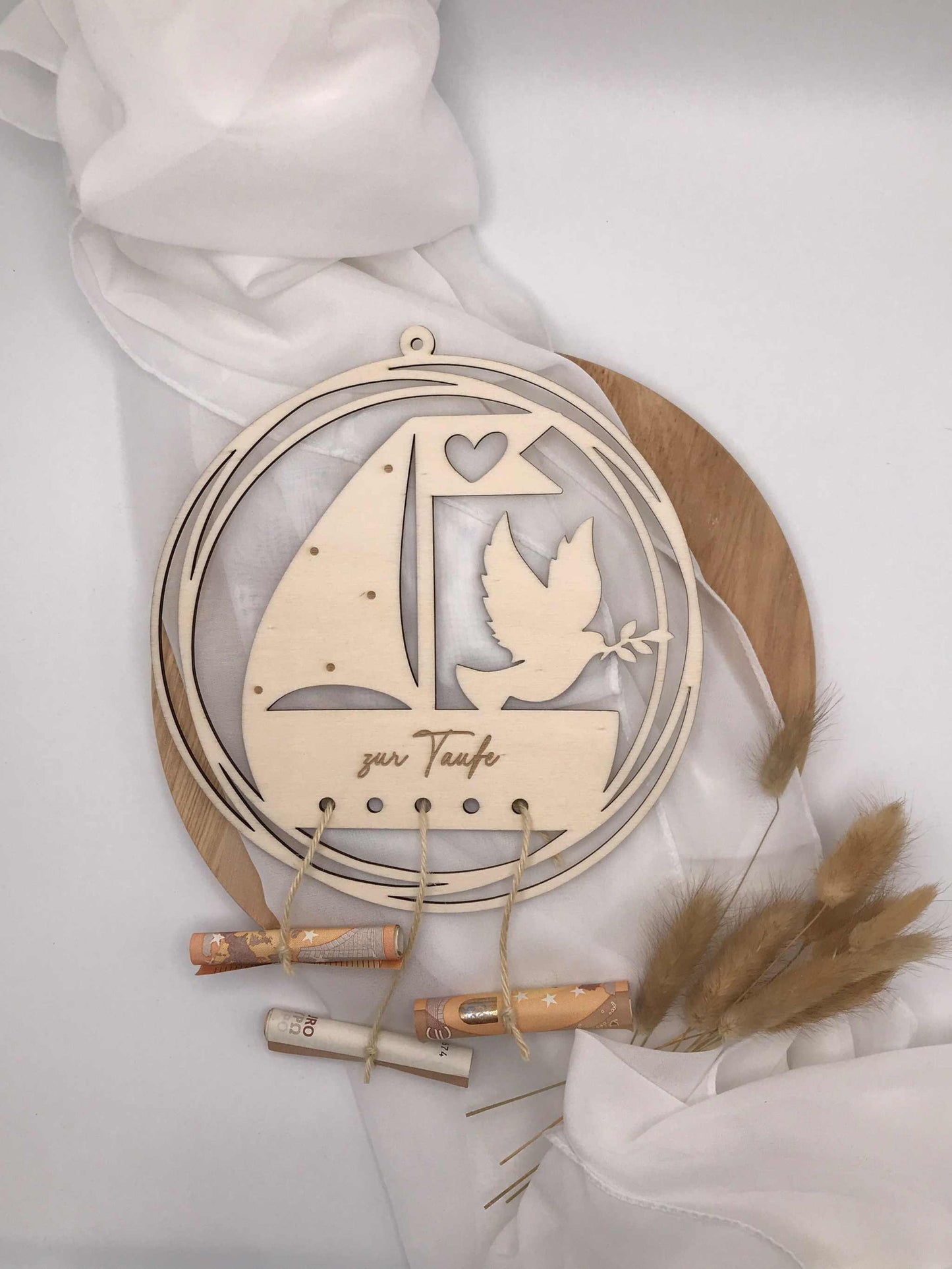 Geldgeschenk aus Sperrholz für Taufe, Kommunion, Firmung oder Konfirmation mit Segelboot- und Taubengravur, ca. 20 cm Durchmesser.