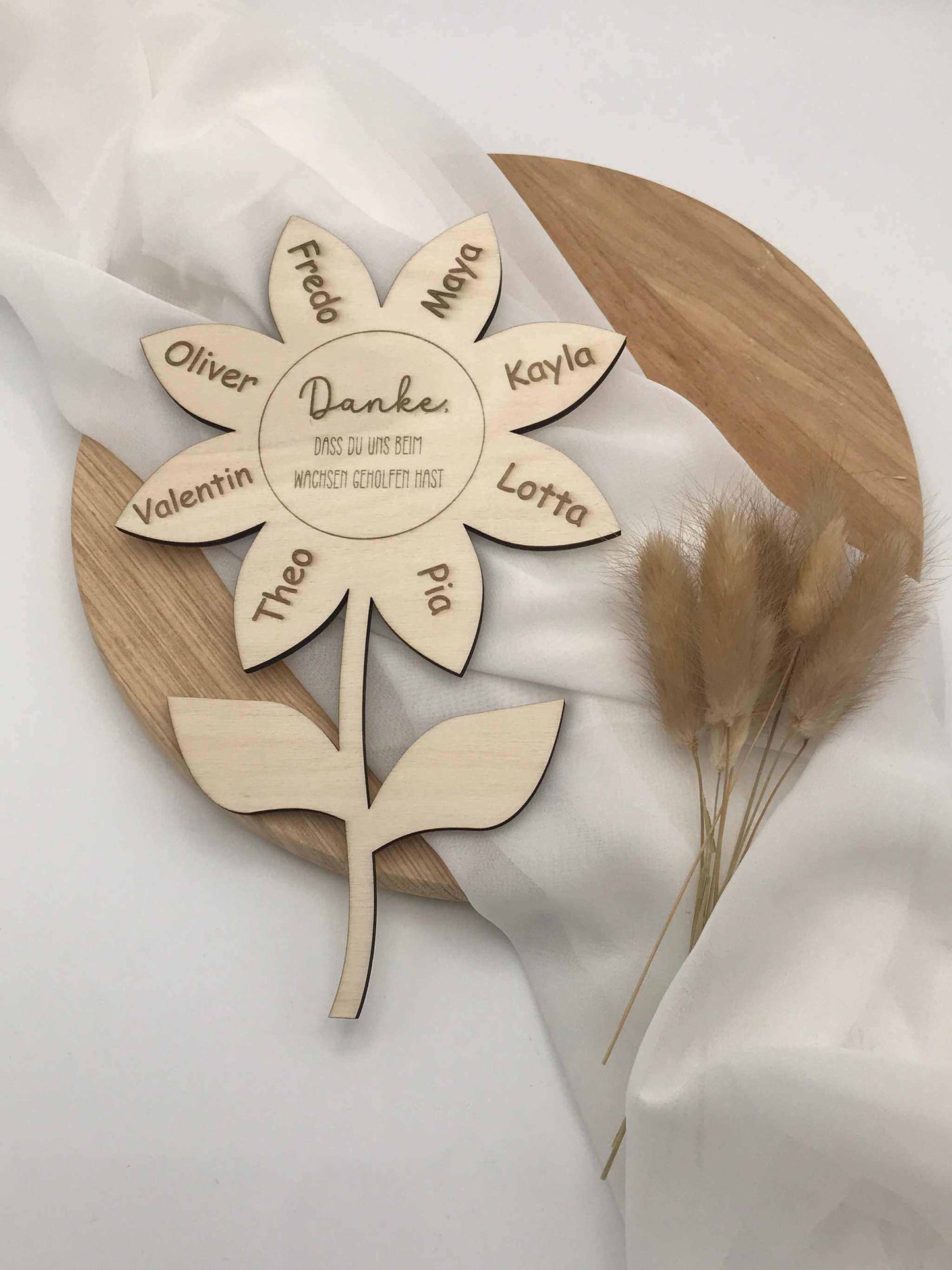 Personalisierte Holzblume als Abschiedsgeschenk für Erzieherin mit Kindernamen graviert
