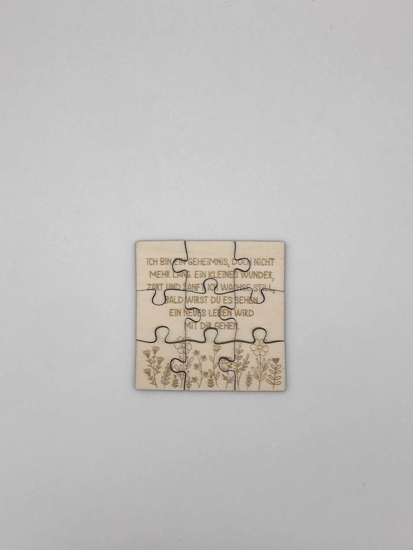 Puzzle zur Überraschungsschangerschaftsankündigung in 9 Teilen mit emotionaler Botschaft.