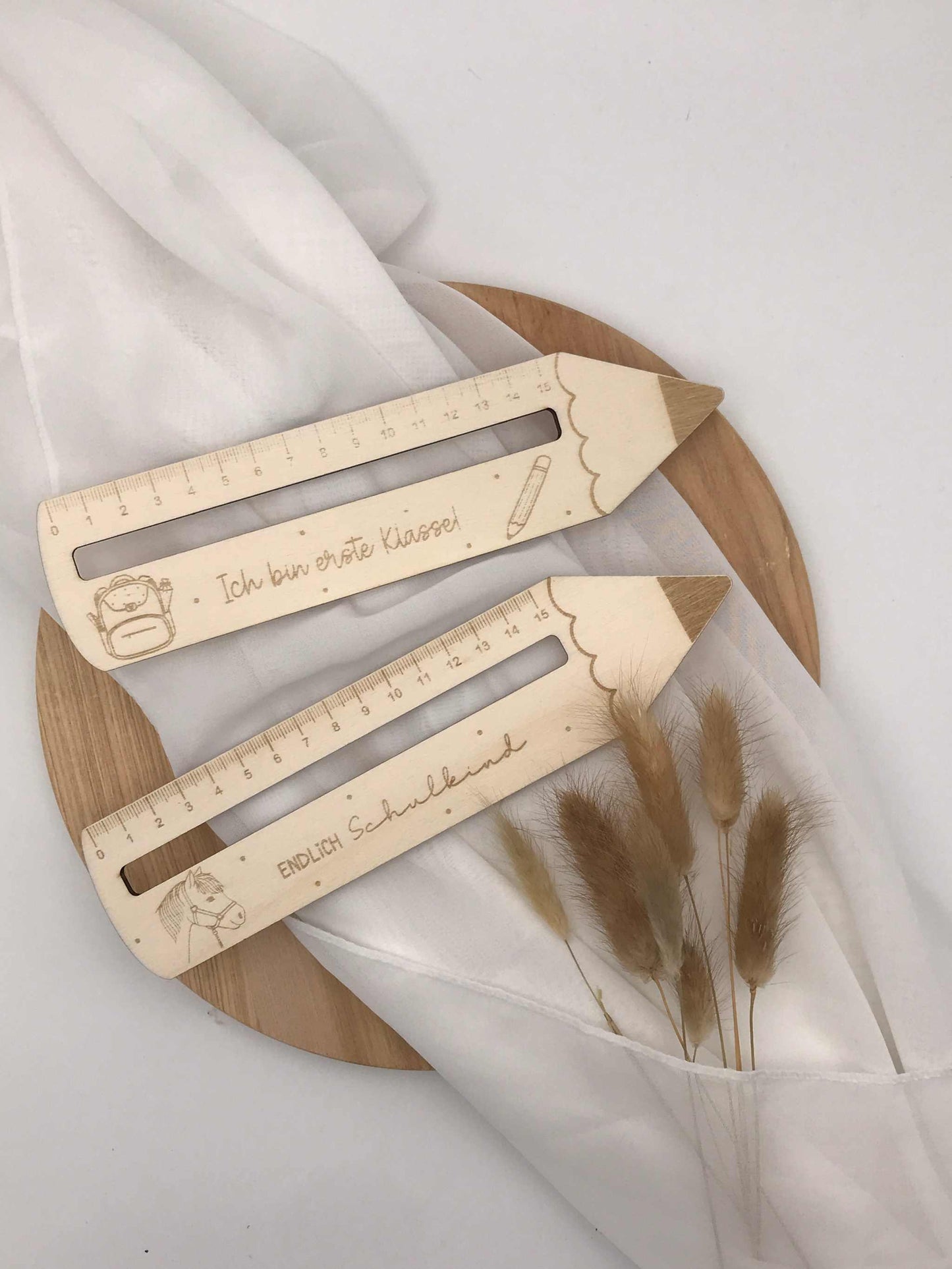 Personalisierte Holz-Lesehilfe zur Einschulung, mit Gravur und Wunschmotiv, ideal als Geschenk.