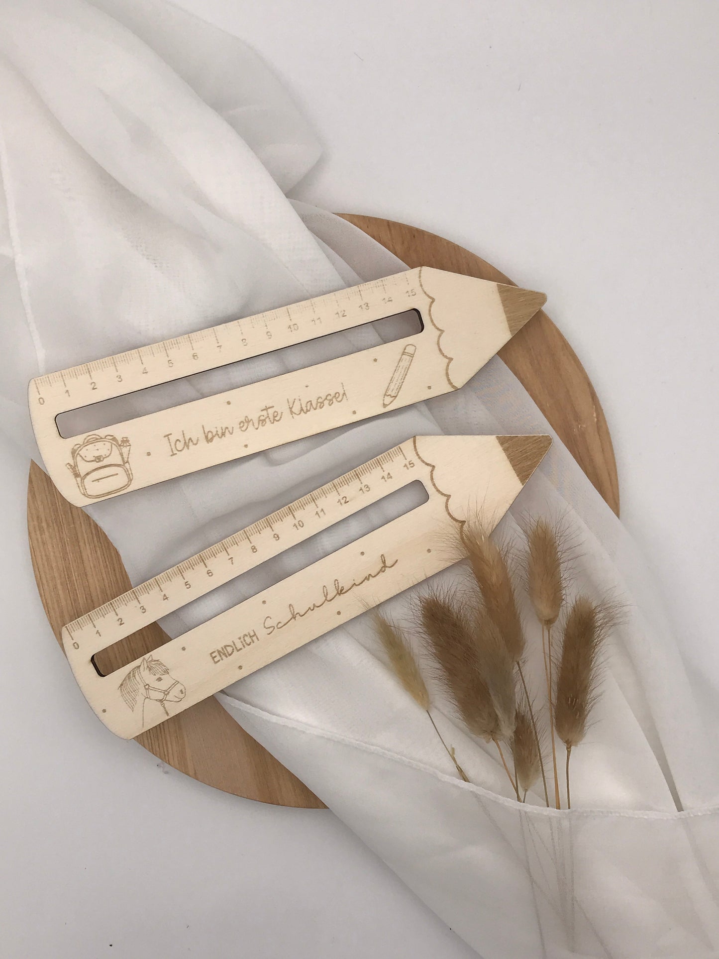 Personalisierte Lesehilfe aus Holz zur Einschulung, graviert mit Wunschname und Motiv, Geschenkidee.
