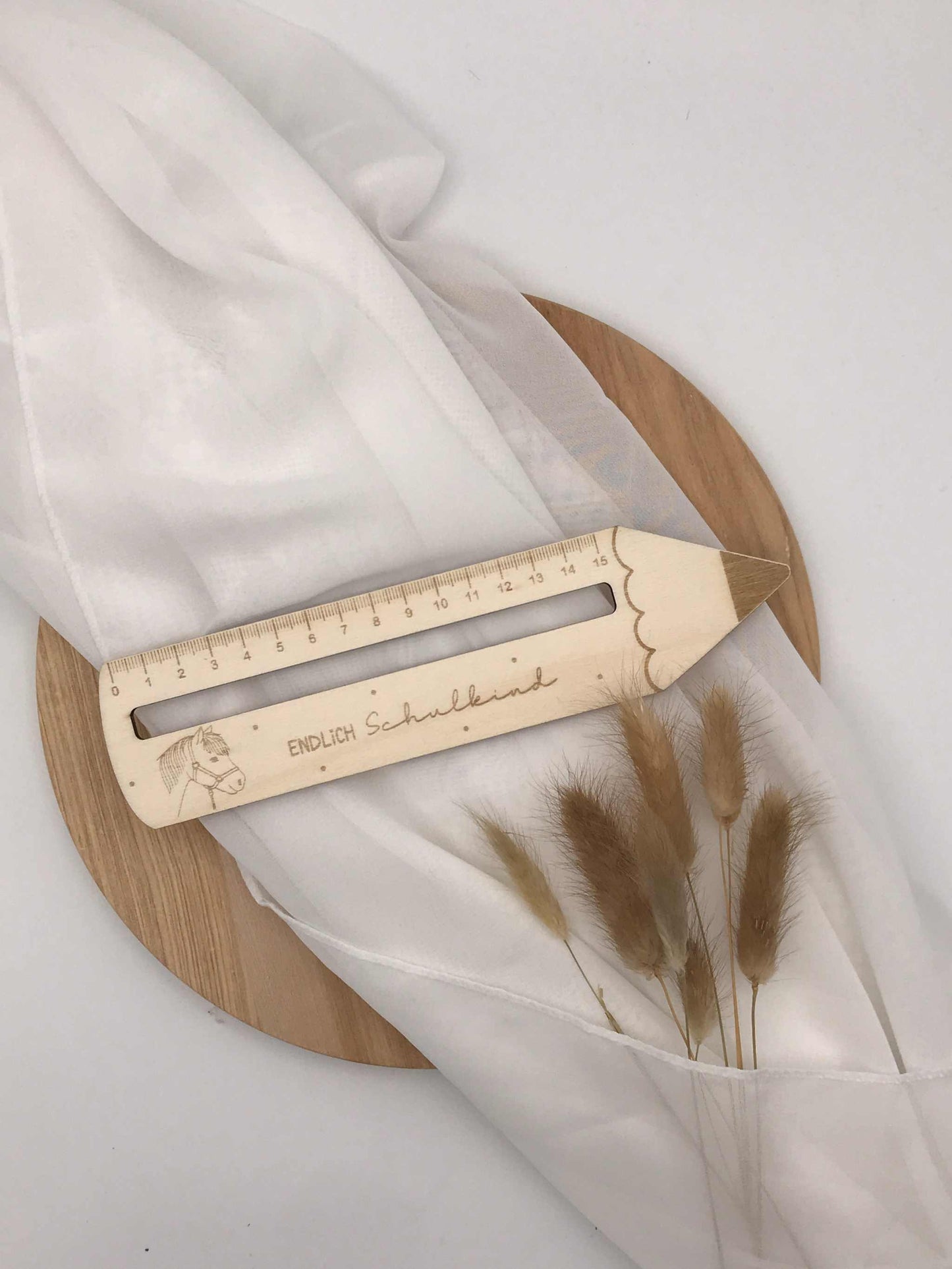 Personalisierte Lesehilfe aus graviertem Pappelsperrholz in Form eines Bleistifts, ideal als Geschenk zur Einschulung.