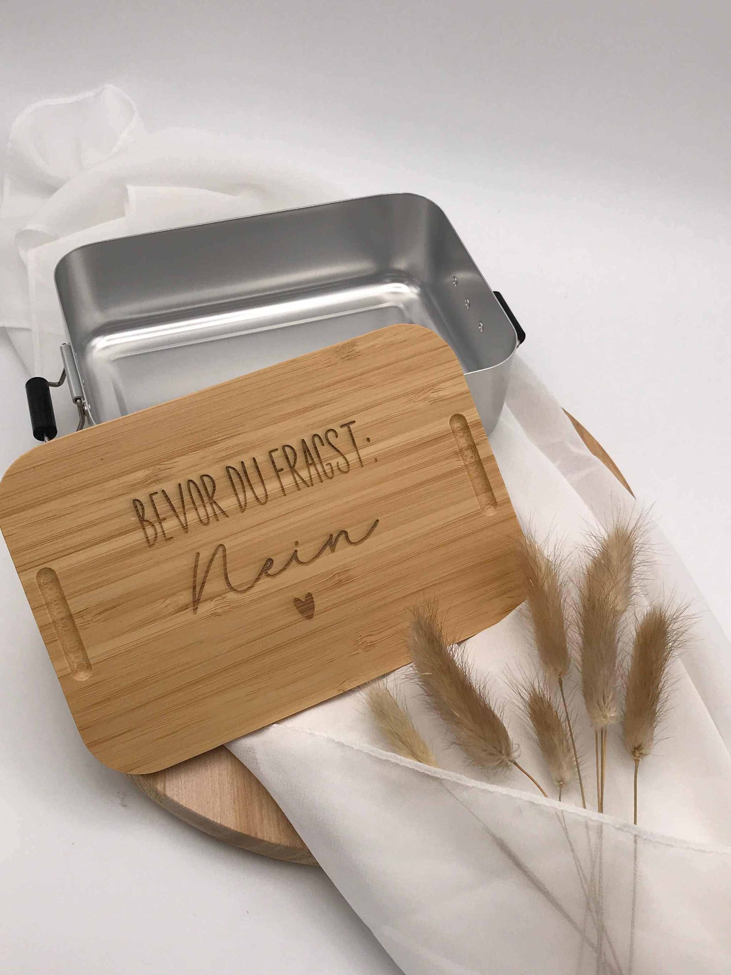 Nachhaltige Brotdose mit Bambusdeckel und Gravur, stilvolles Design.