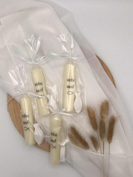 Gastgeschenke zur Taufe: Personalisierte Kerzen mit Fischsymbol, liebevoll handgemacht, Verpackung auf Holzteller.