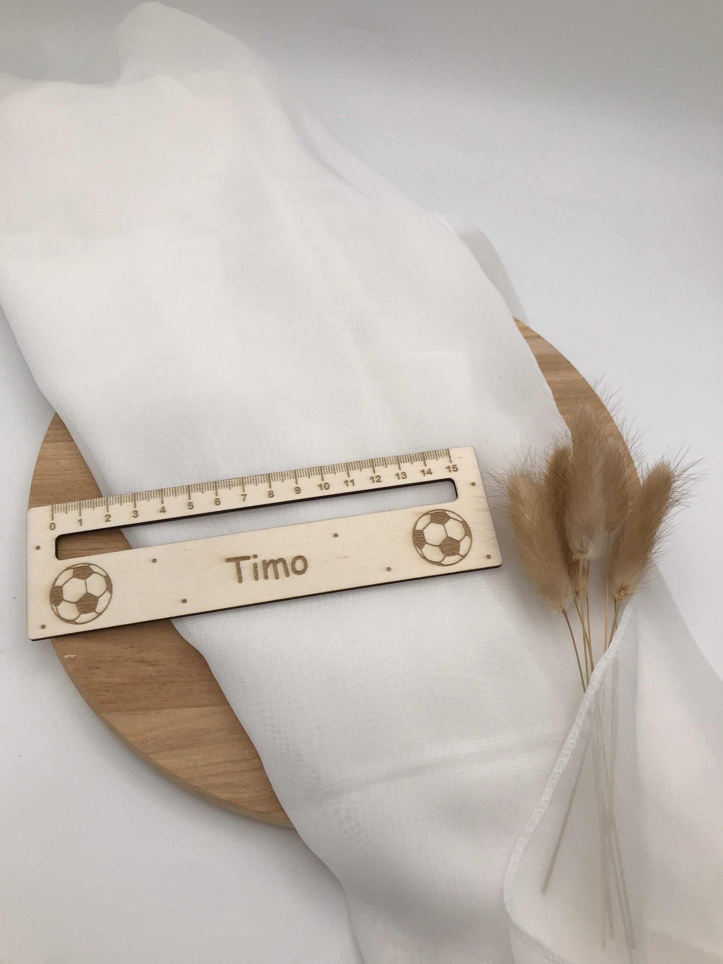 Personalisierte Lesehilfe aus Holz mit Namen und Fußball-Motiv als Geschenk zur Einschulung