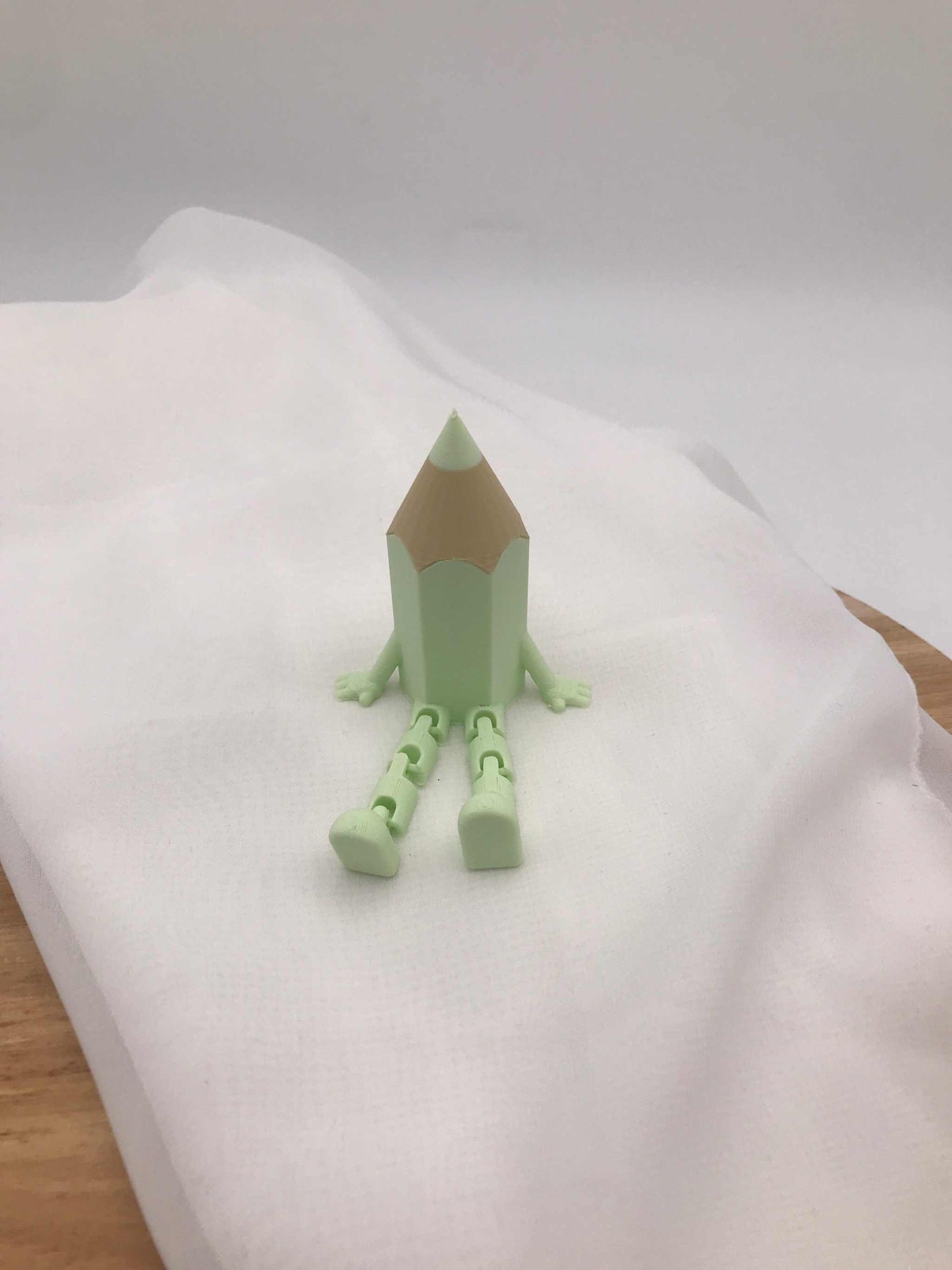 3D-gedruckter bunter Stift mit beweglichen Wackelbeinen als Einschulungsdeko und Geschenk