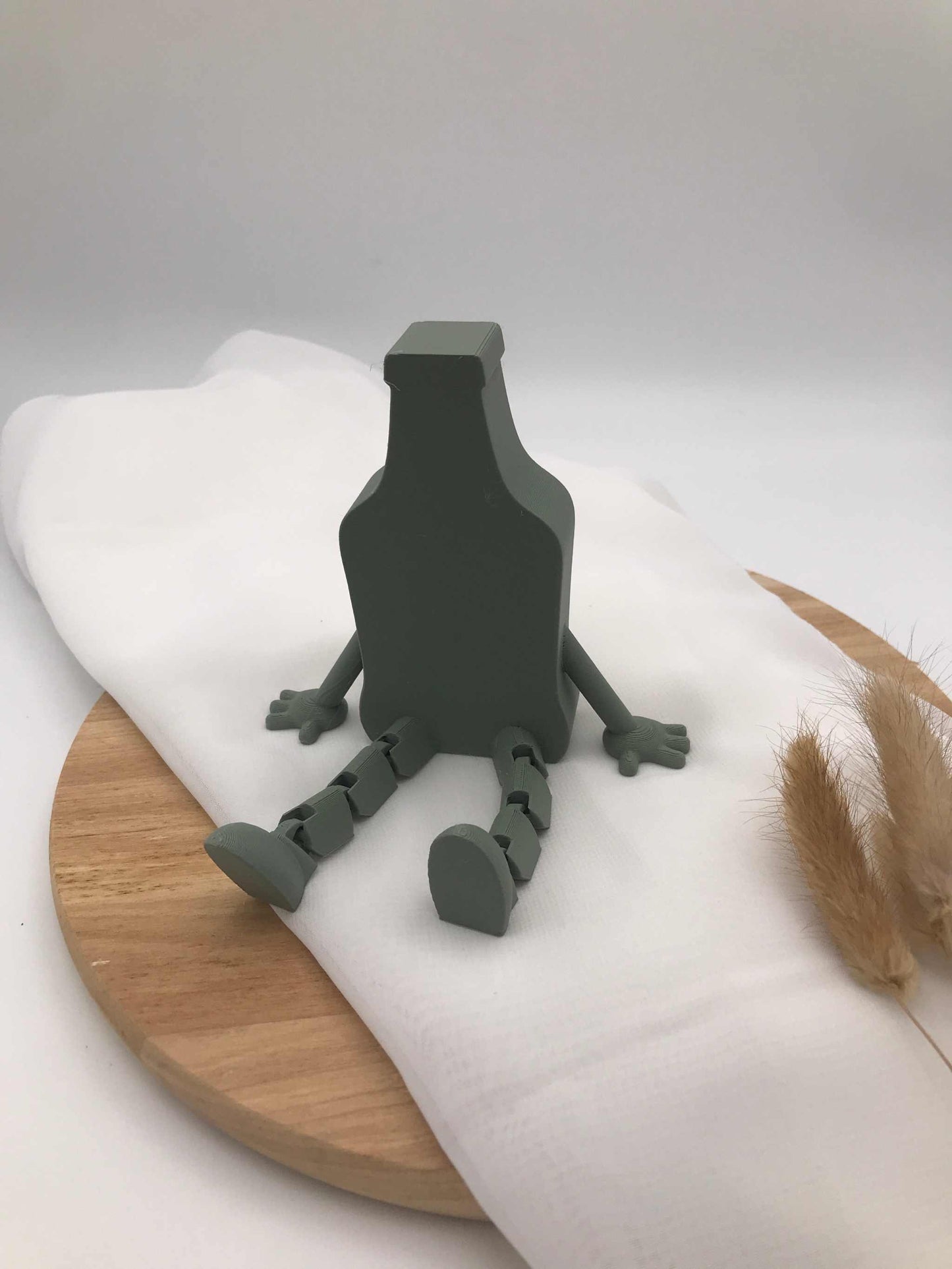 3D-gedruckte Dekoration einer grünen Bierflasche mit beweglichen Wackelbeinen aus nachhaltigem PLA-Material.
