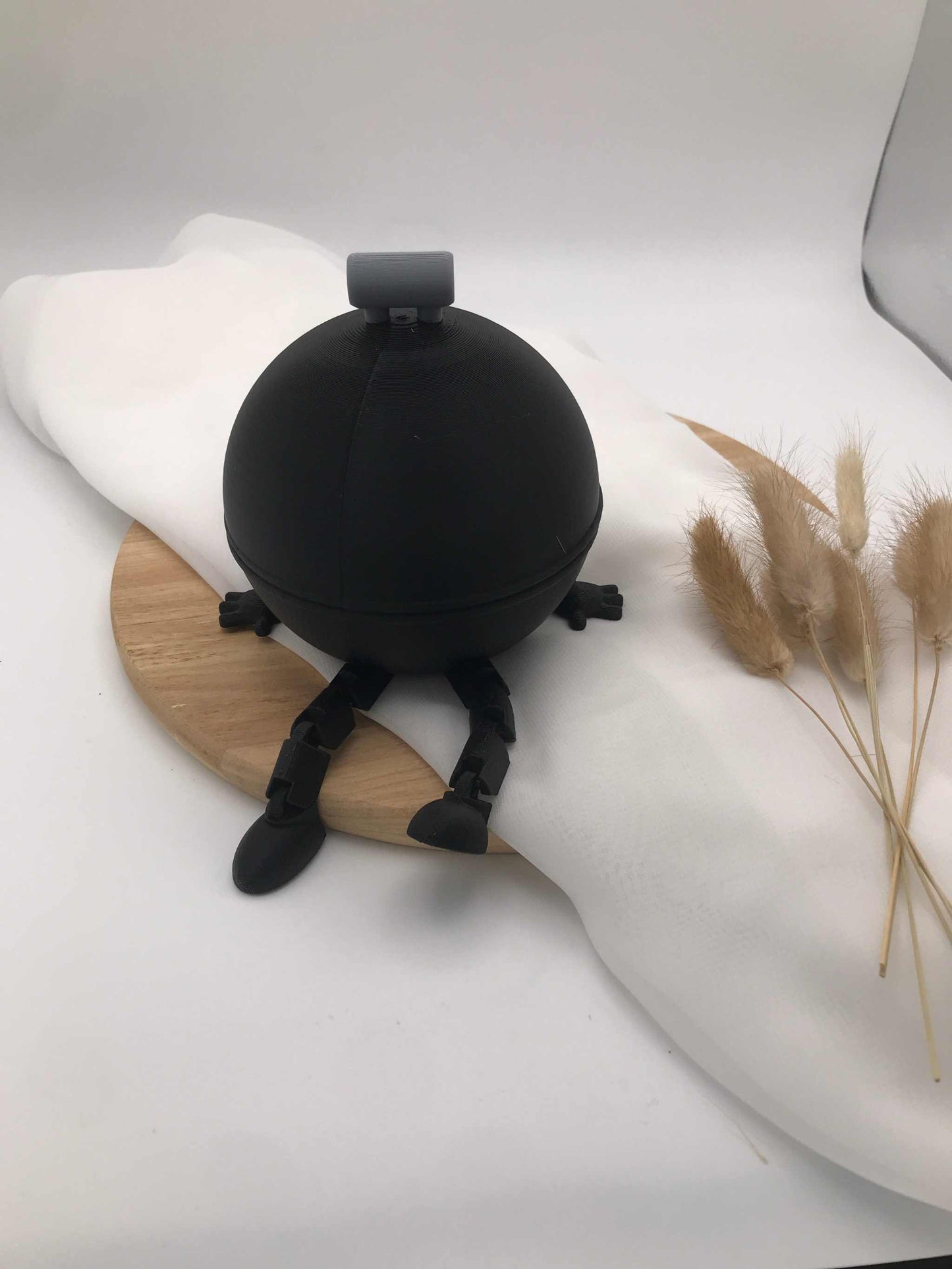 Lustiger 3D-gedruckter Mini-Kugelgrill mit flexiblen Beinen als dekoratives Grillfan-Geschenk