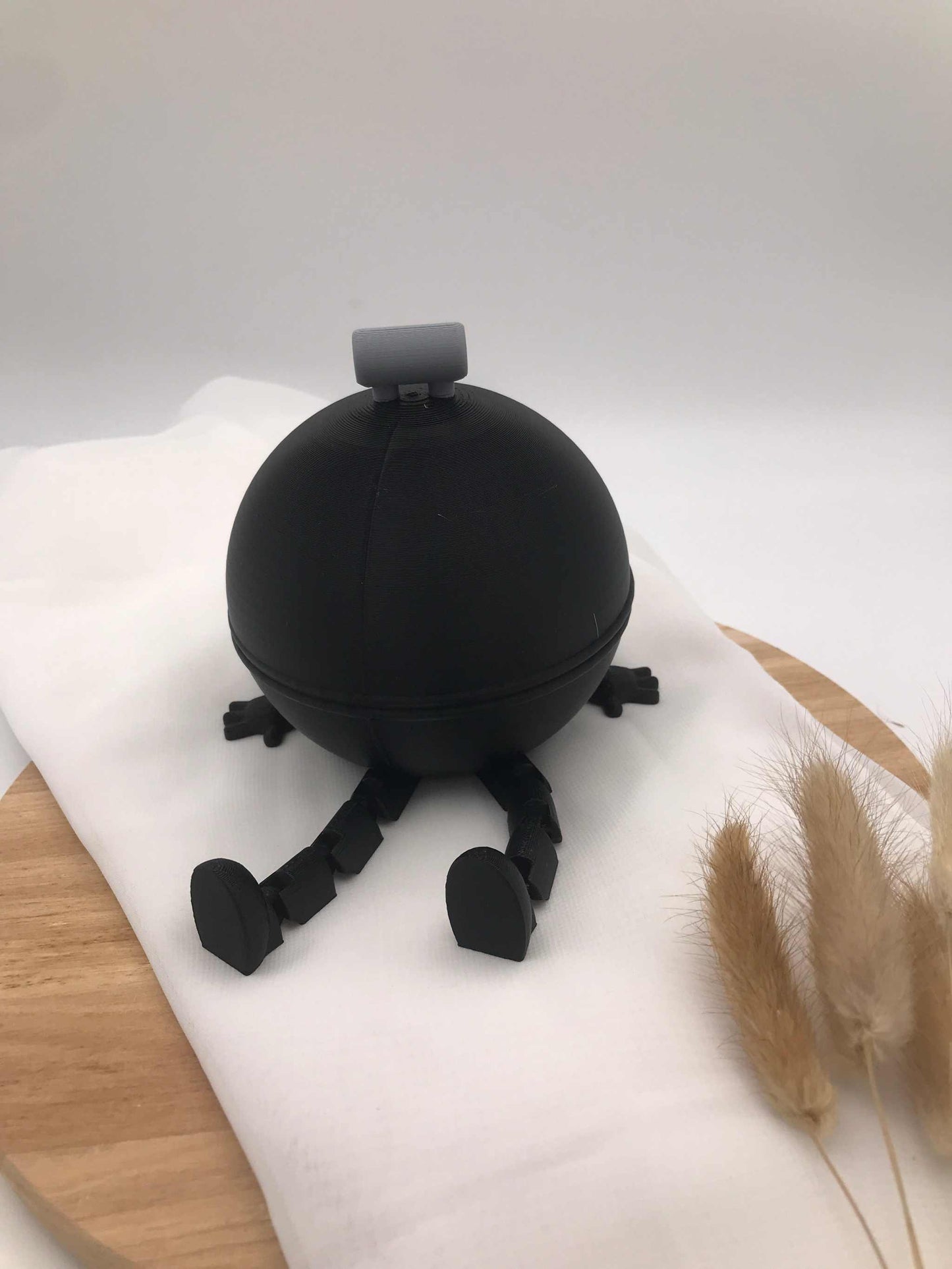 Lustiger 3D-gedruckter Mini Kugelgrill mit flexiblen Beinen als Dekoration und Geschenkidee für Grillfans.