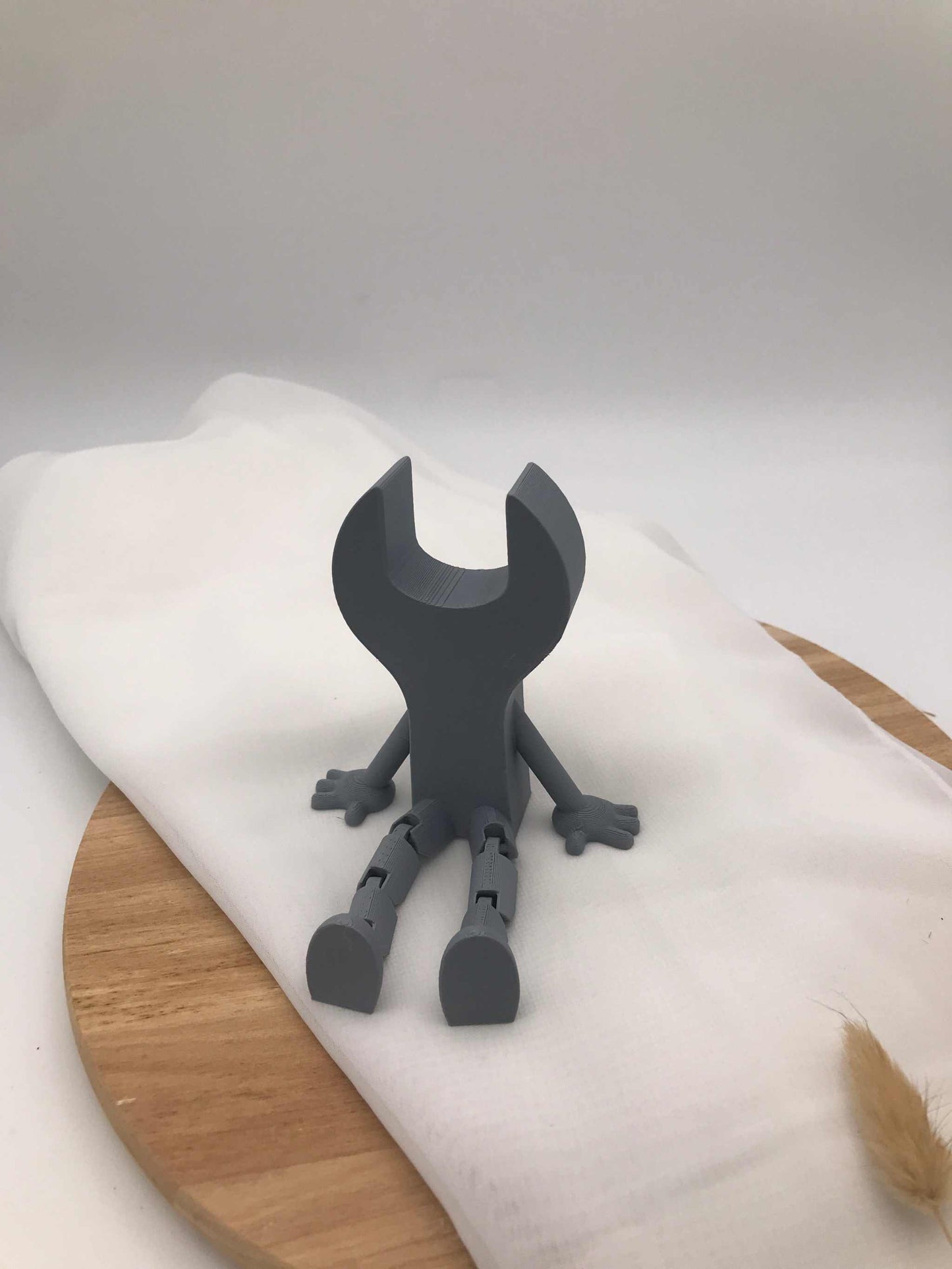 3D-gedruckte Dekoration Schraubenschlüssel mit beweglichen Wackelbeinen aus grauem PLA, lustiges Geschenk für Handwerker und Technikfans.