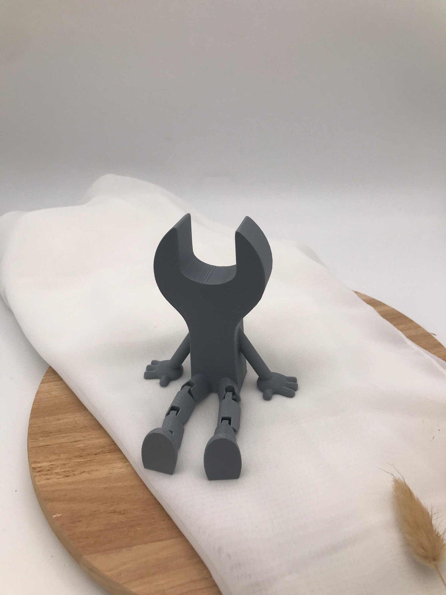 3D-gedruckte Schraubenschlüssel-Dekoration mit beweglichen Beinen aus umweltfreundlichem PLA, grau, handgemacht, originelles Geschenk für Handwerker.