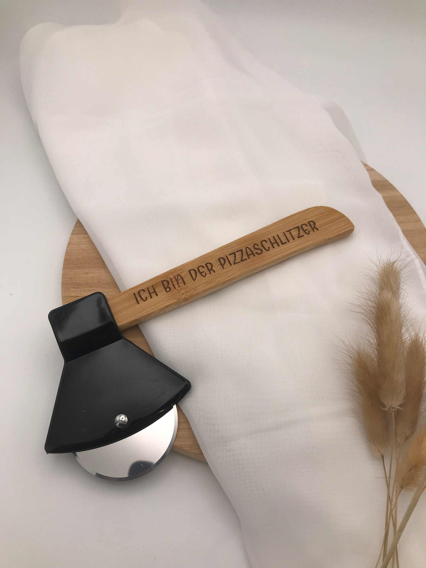 Pizzaschneider Beil aus Edelstahl und Bambus mit Gravur „Ich bin der Pizzaschlitzer“, witziges Geschenk für Pizza-Fans.
