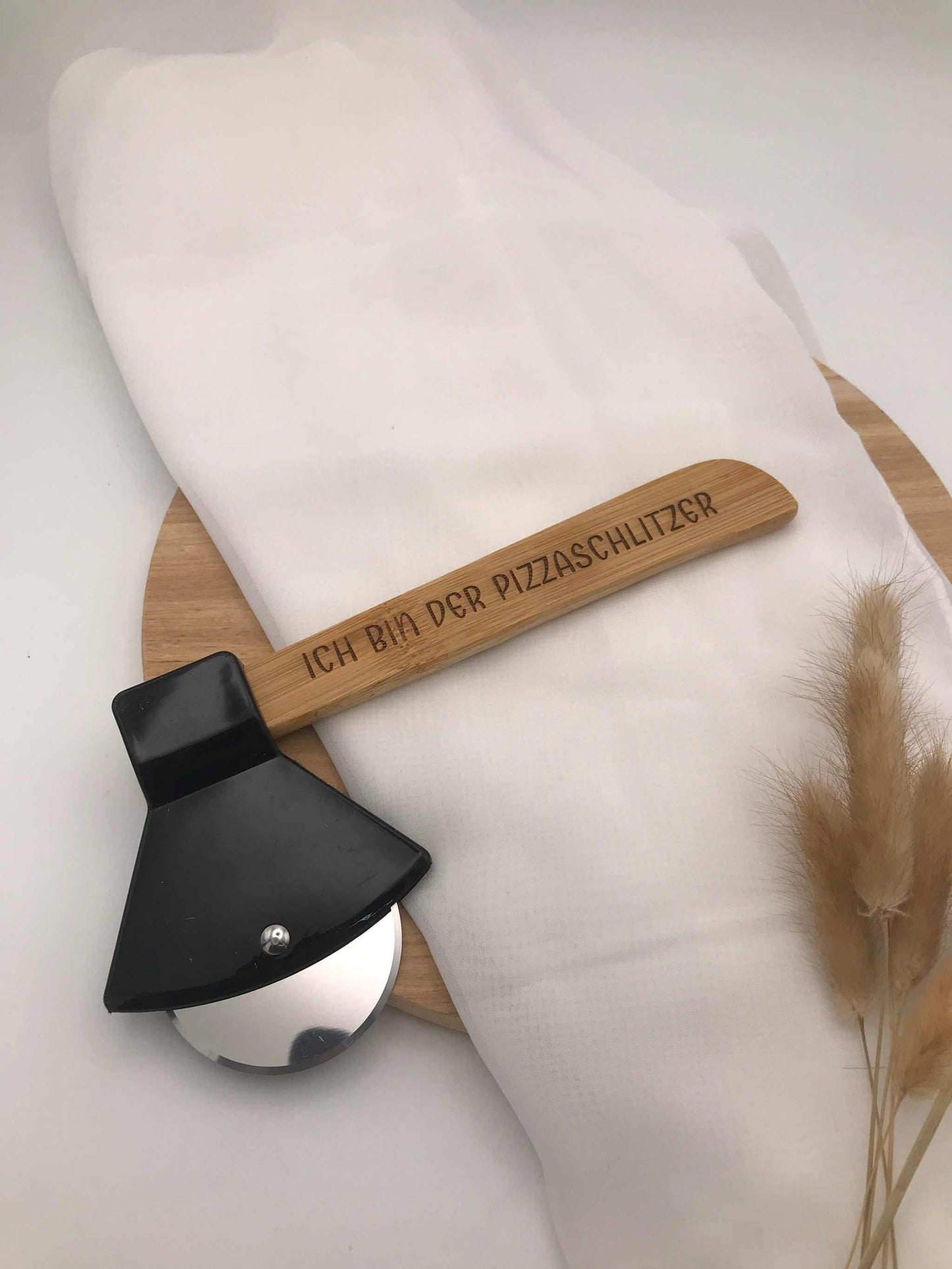 Pizzaschneider in Beilform mit Gravur „Ich bin der Pizzaschlitzer“ aus Edelstahl und Bambusholz, witziges Geschenk für Pizza-Fans.