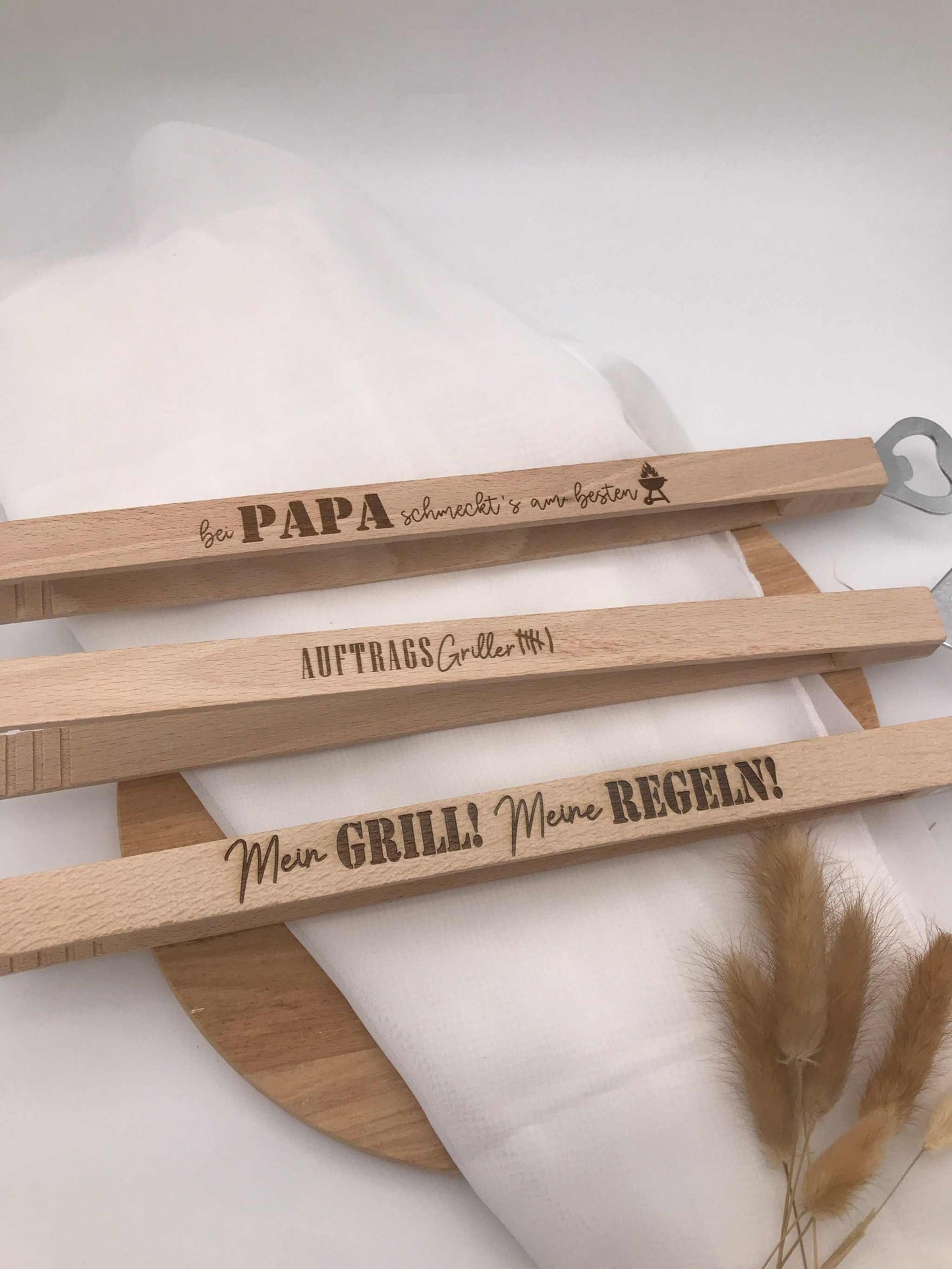Grillzangen aus Holz mit integriertem Flaschenöffner und graviertem Grillspruch als BBQ Geschenkidee