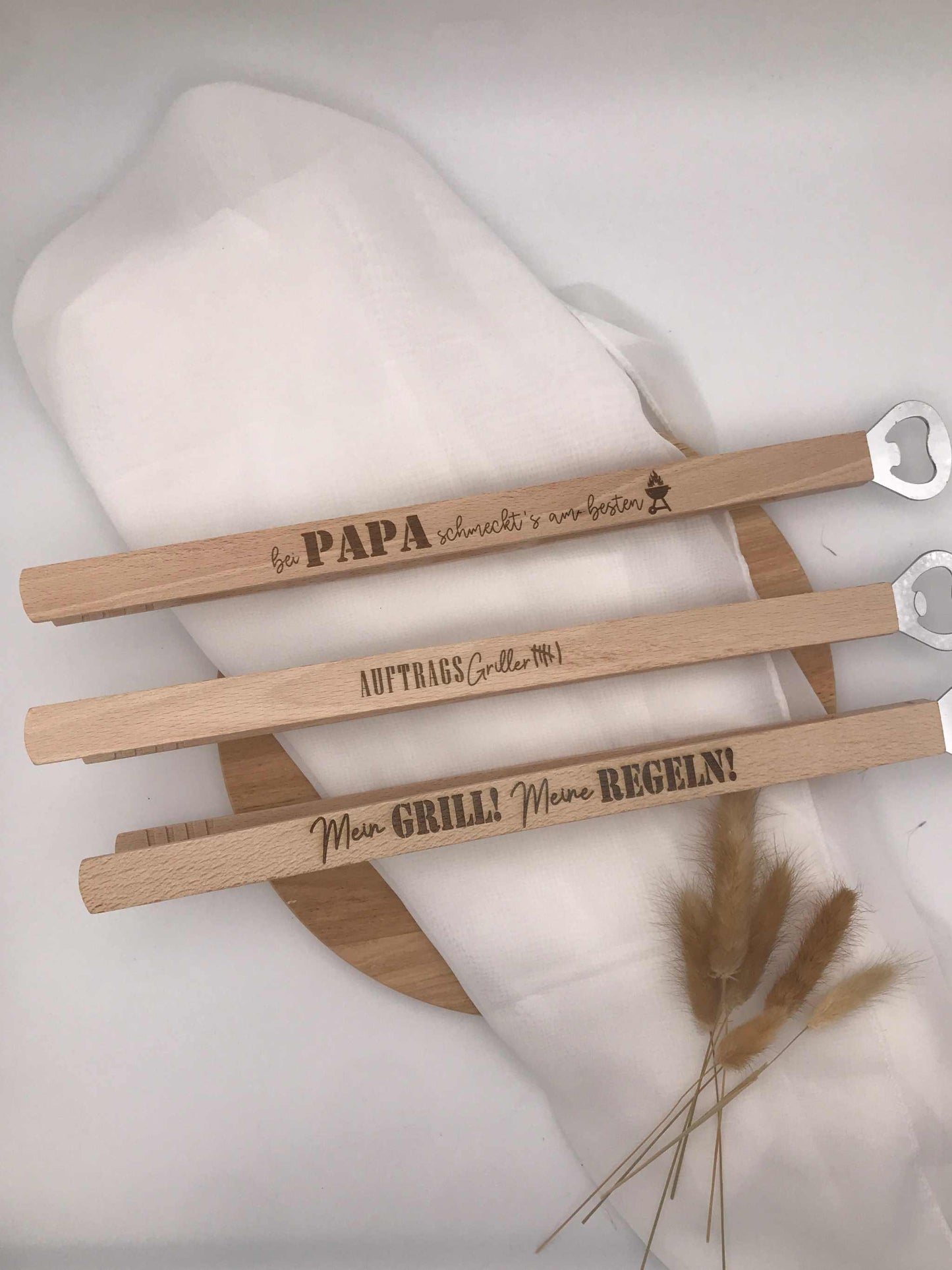 Holz-Grillzange mit integriertem Flaschenöffner und witzigen Grillsprüchen als BBQ Geschenk für Grillfans