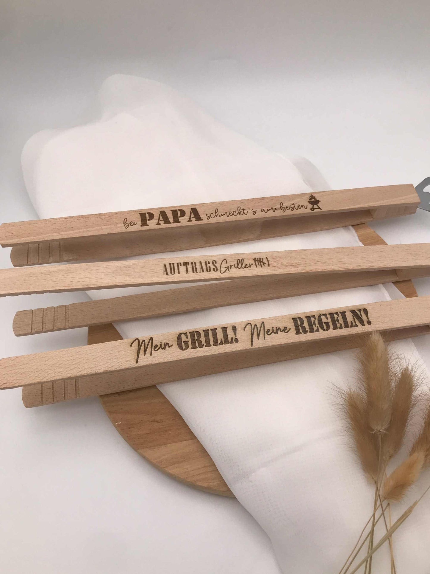 Grillzange aus Holz mit Flaschenöffner und Gravur Grillspruch Geschenk zum Grillen BBQ Zubehör