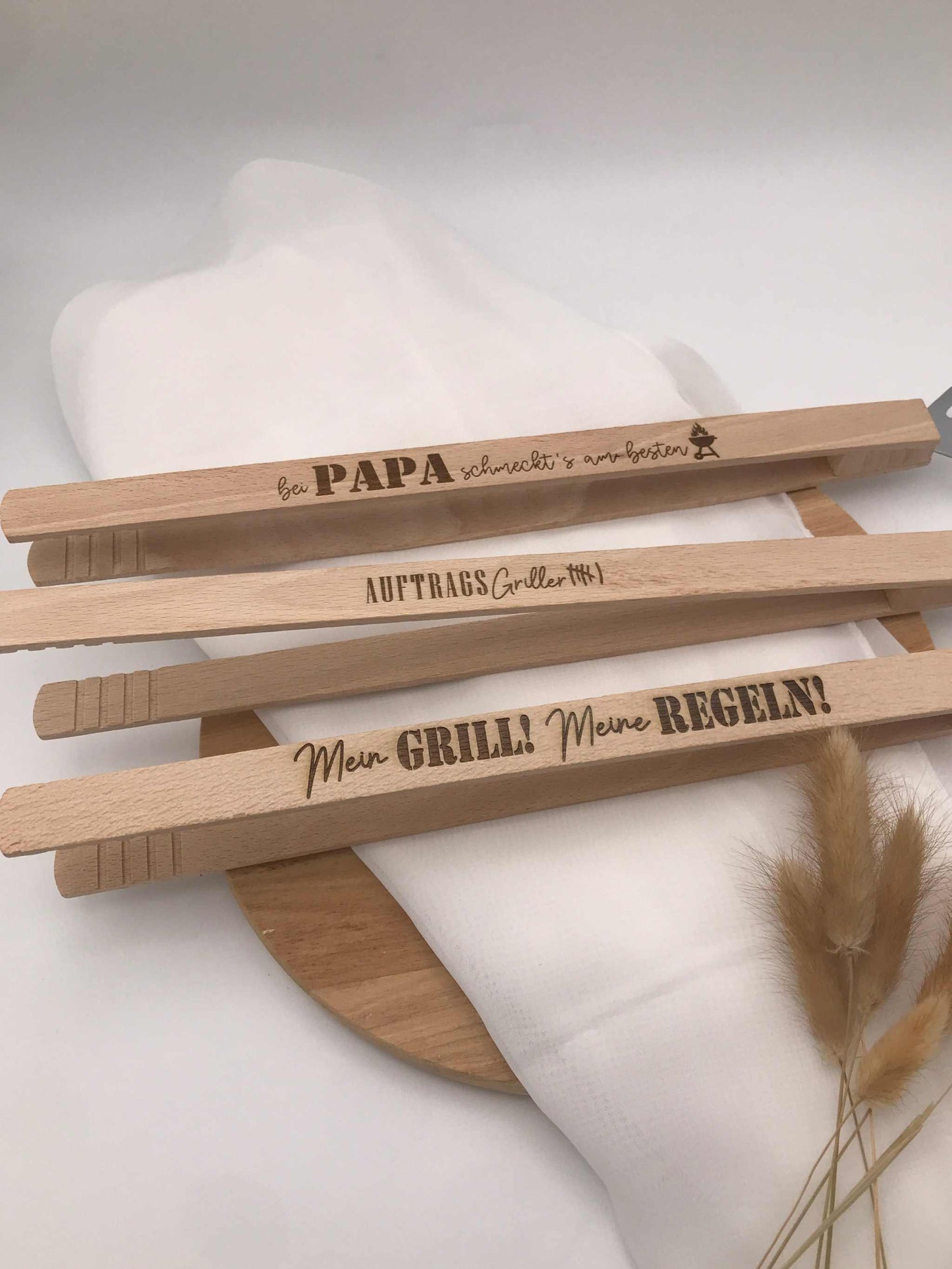 Grillzangen aus Holz mit Flaschenöffner und witzigen Grillsprüchen als BBQ Geschenk für Grillfans