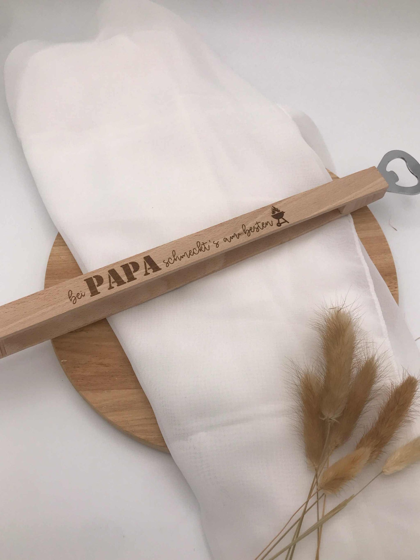 Grillzange aus Holz mit Flaschenöffner und eingraviertem Grillspruch als Geschenk für Grillfans und Papa