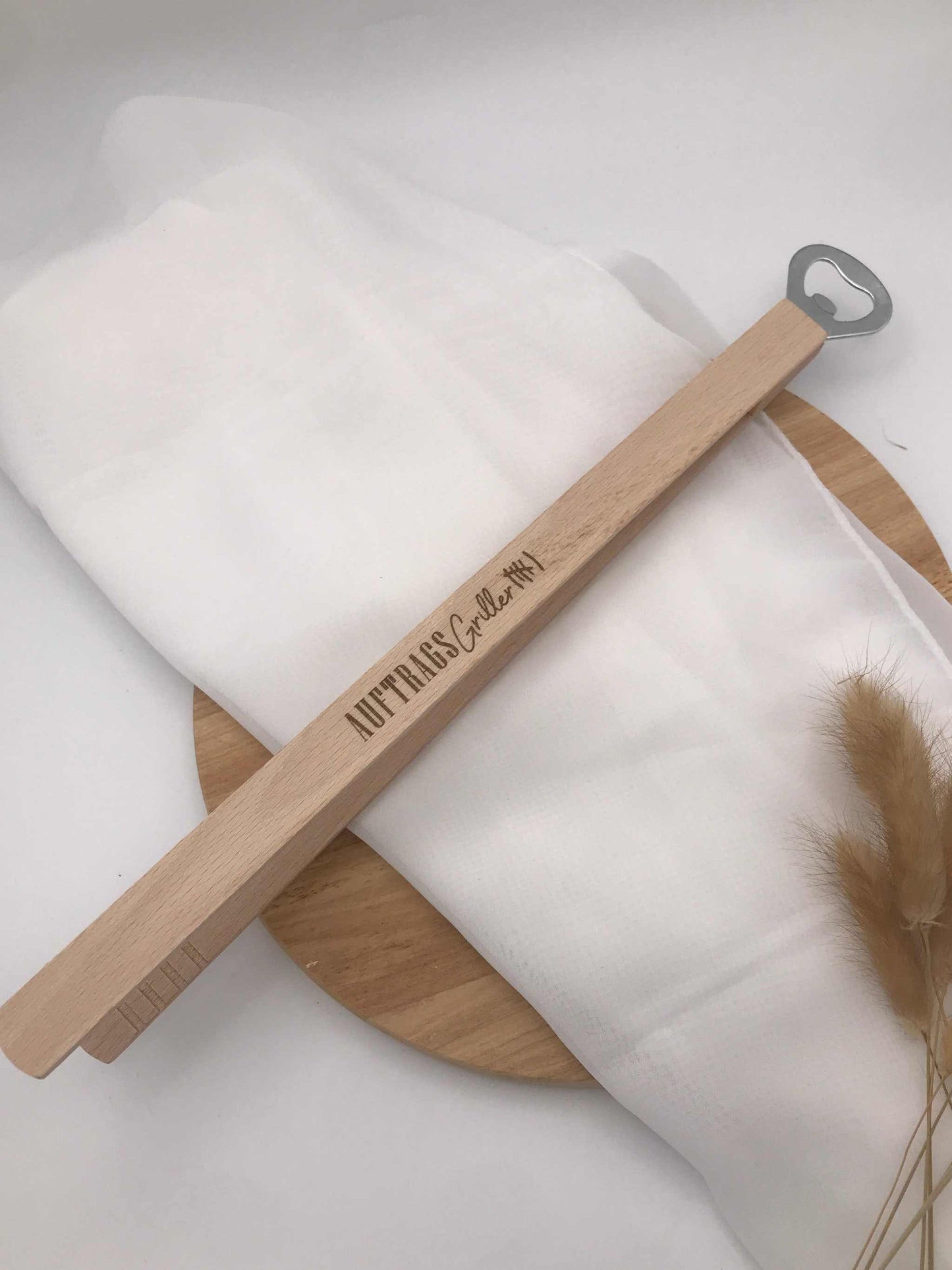Grillzange aus Holz mit integriertem Flaschenöffner und graviertem Grillspruch, BBQ Zubehör Geschenk zum Grillen.