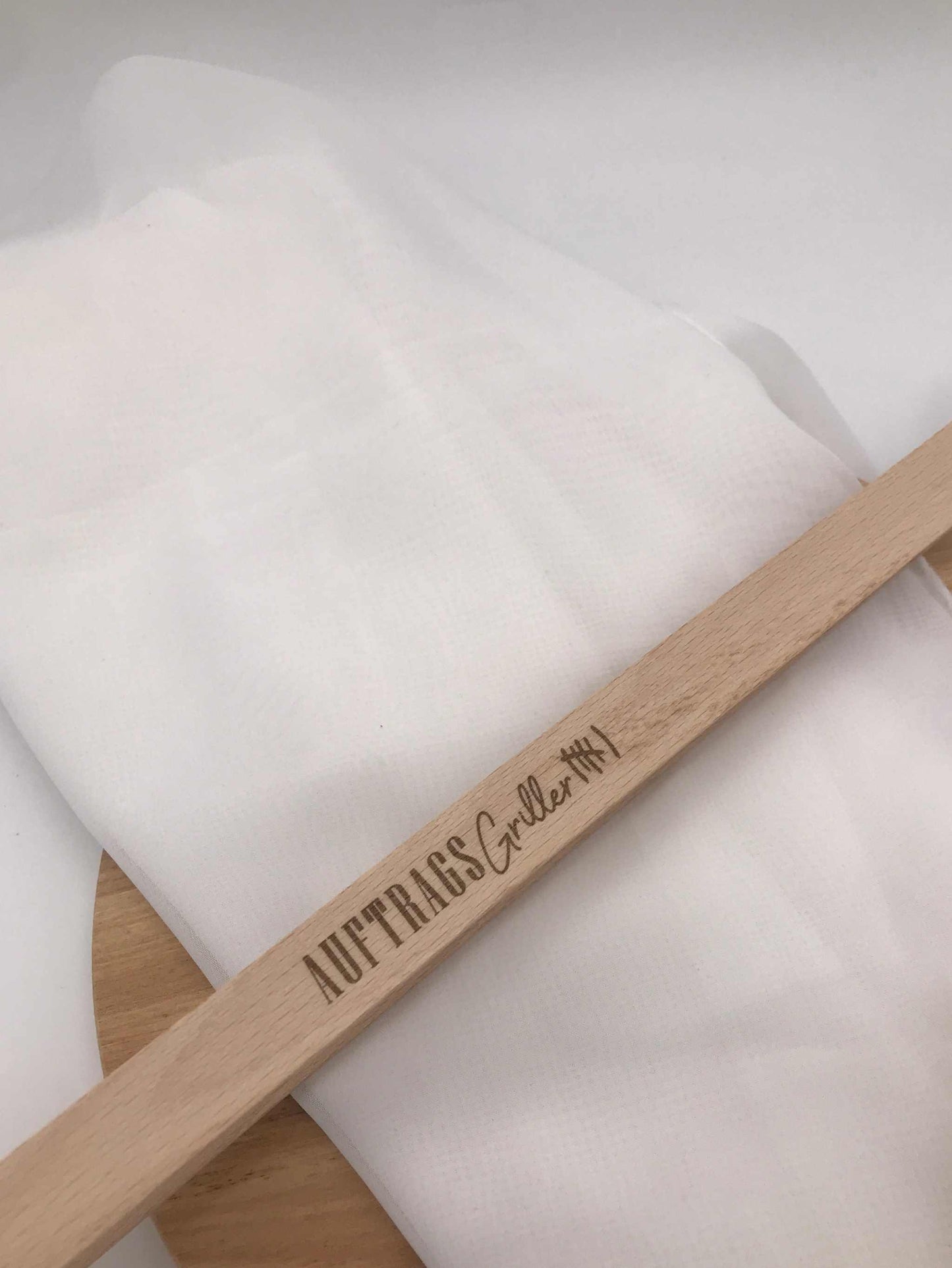 Grillzange aus Holz mit Flaschenöffner und Spruch Auftragsgriller ideal für BBQ und Grillgeschenke