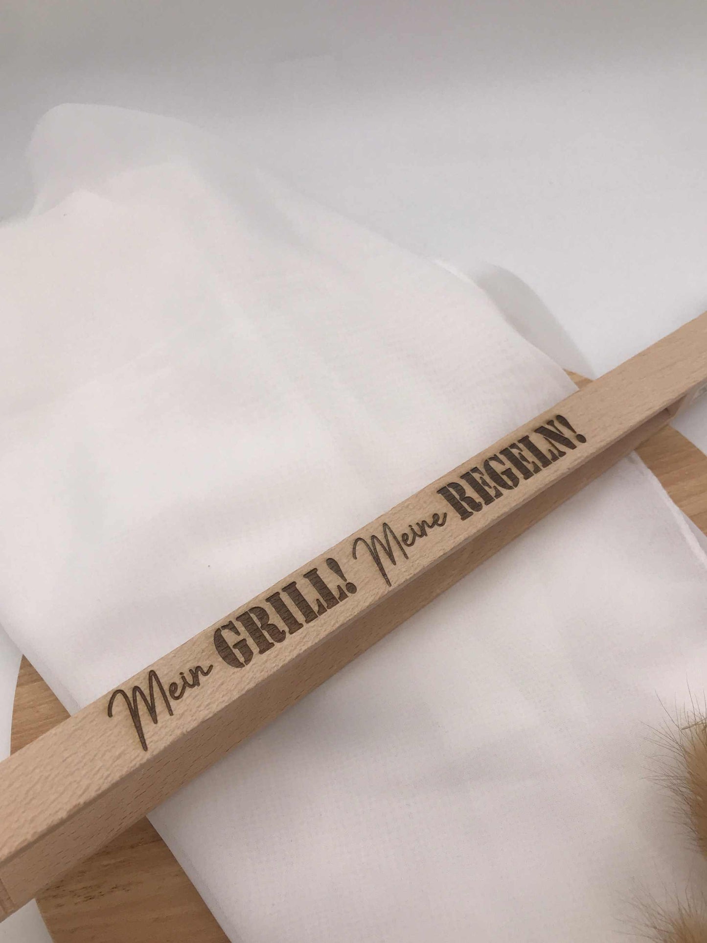 Grillzange aus Holz mit Flaschenöffner und eingraviertem Grillspruch „Mein GRILL! Meine REGELN!“ als BBQ Geschenk.
