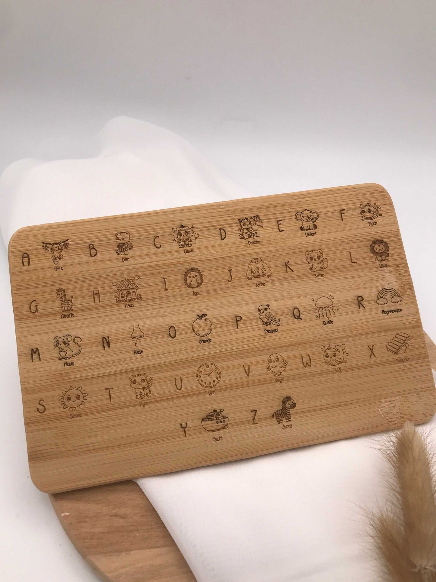 Frühstücksbrettchen aus Holz mit ABC-Gravur und kindlichen Tiermotiven zur Einschulung