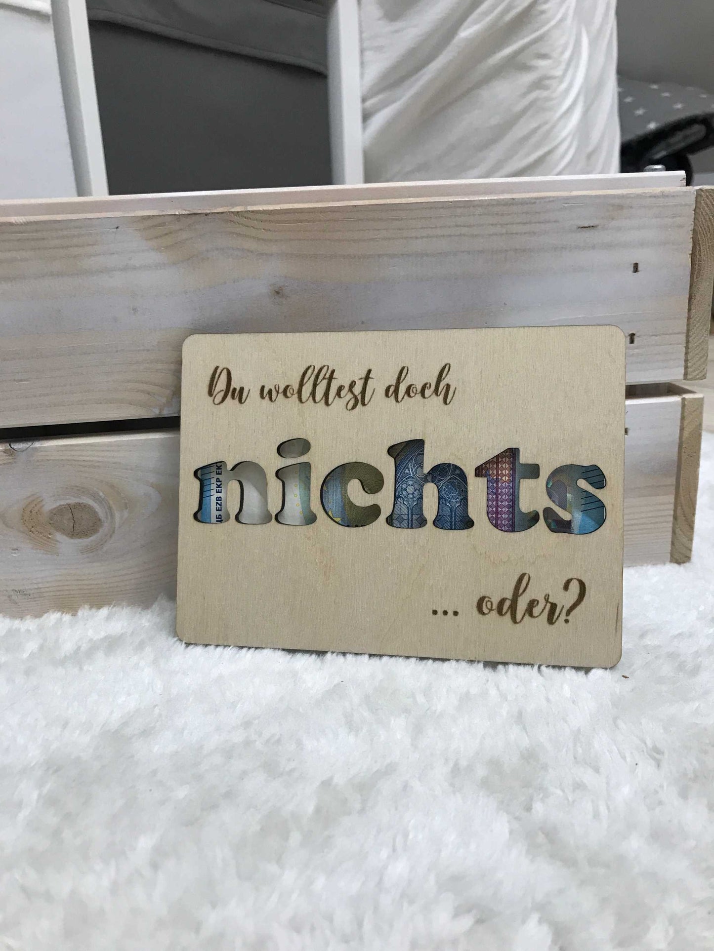 Geldgeschenk Geburtstag Geschenkkarte Holzplatte mit „nichts“ Gravur und Befestigungsklammern