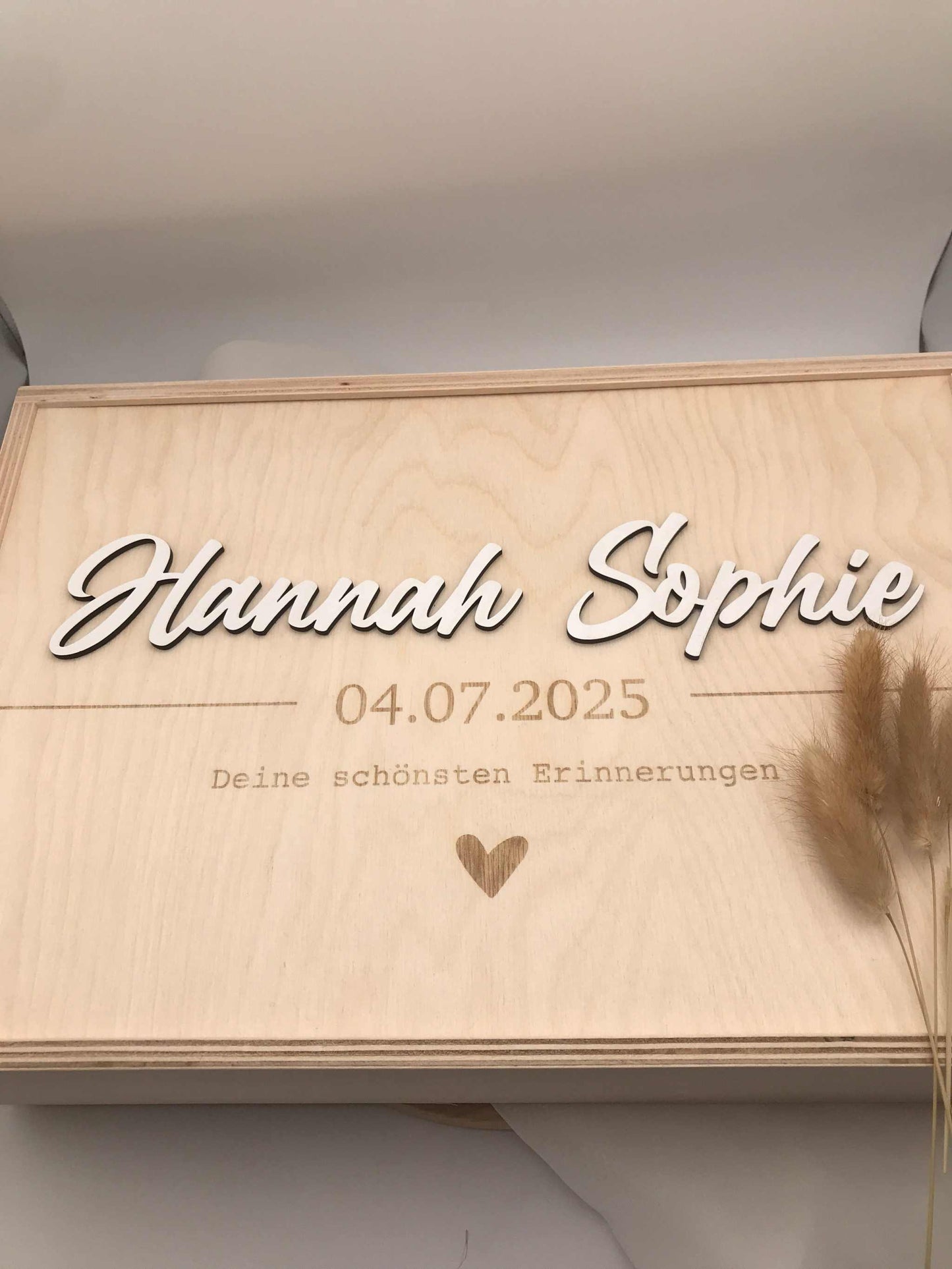 Holz-Erinnerungskiste mit individueller Namensgravur und Geburtsdatum als personalisierte Geschenkbox für Babys