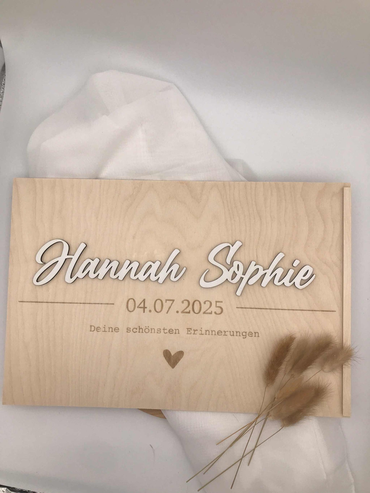 Personalisierte Baby-Erinnerungskiste aus Holz mit Gravur von Name und Geburtsdatum