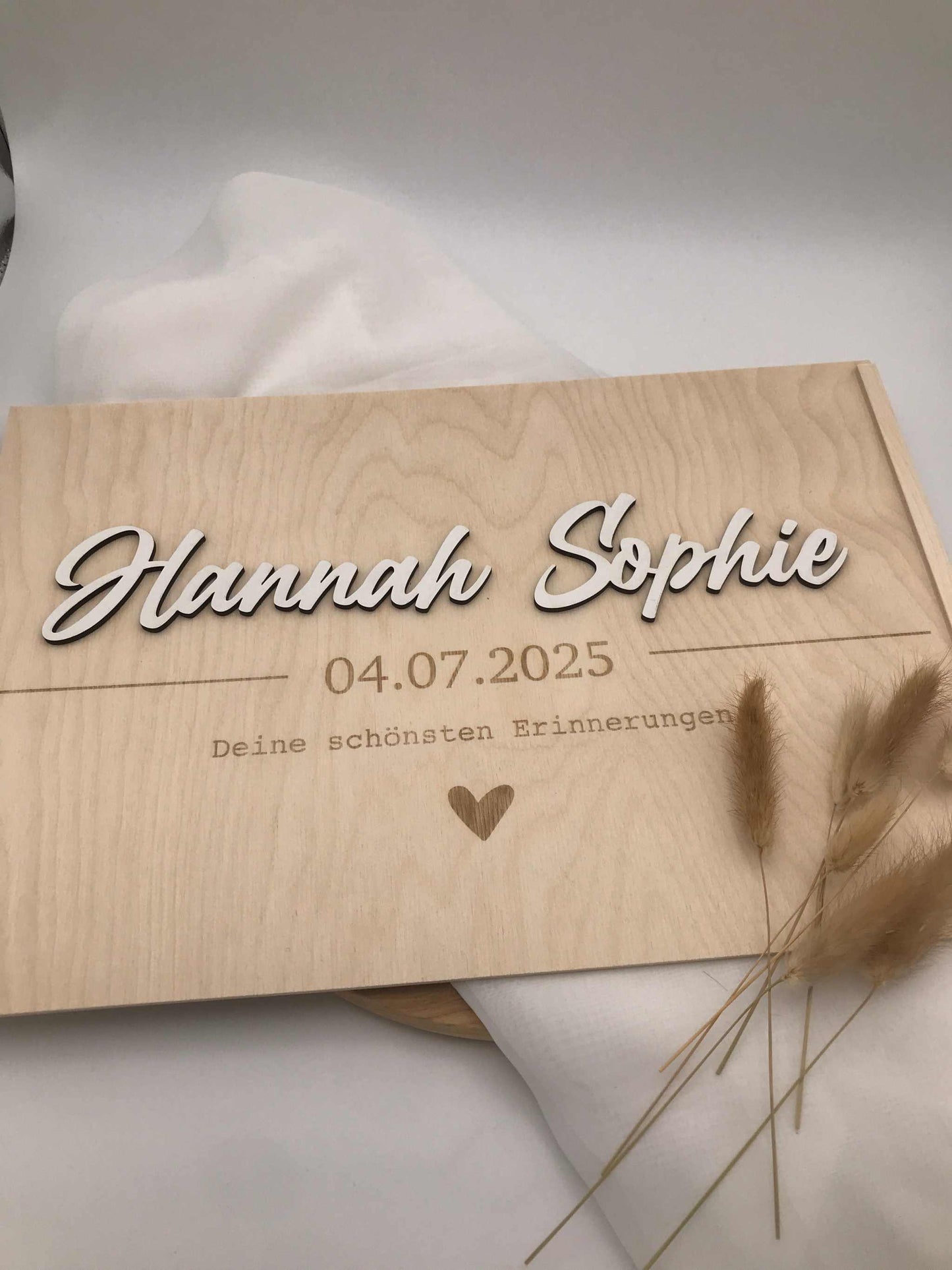Holz-Erinnerungskiste mit Namensgravur und Datum, stilvolle Geschenkbox für Babys und besondere Momente
