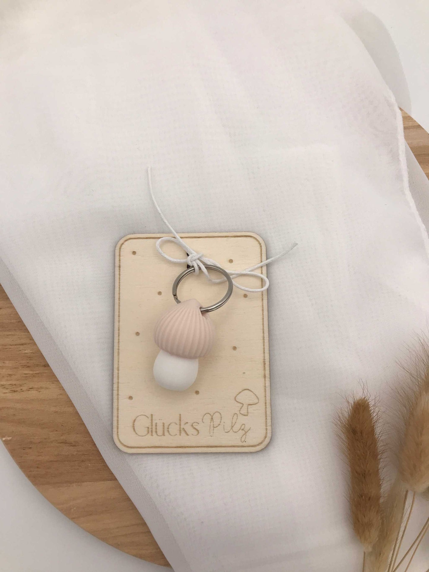 Schlüsselanhänger Glückspilz aus 3D-gedrucktem PLA-Pilz auf graviertem Holzschild, nachhaltiger Glücksbringer und Geschenkidee