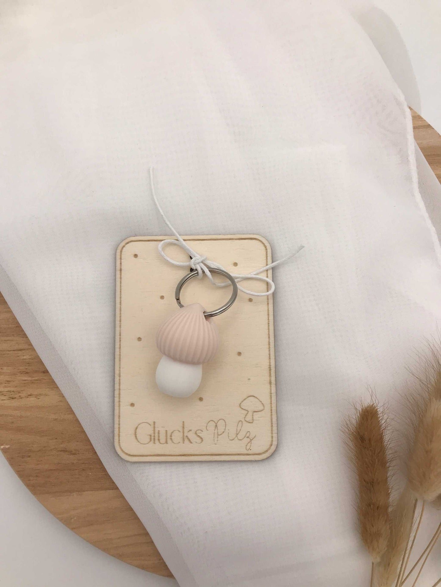 Schlüsselanhänger Glückspilz aus 3D-gedrucktem PLA Pilz auf graviertem Holzschild mit Schlüsselring, handgemacht und nachhaltig.