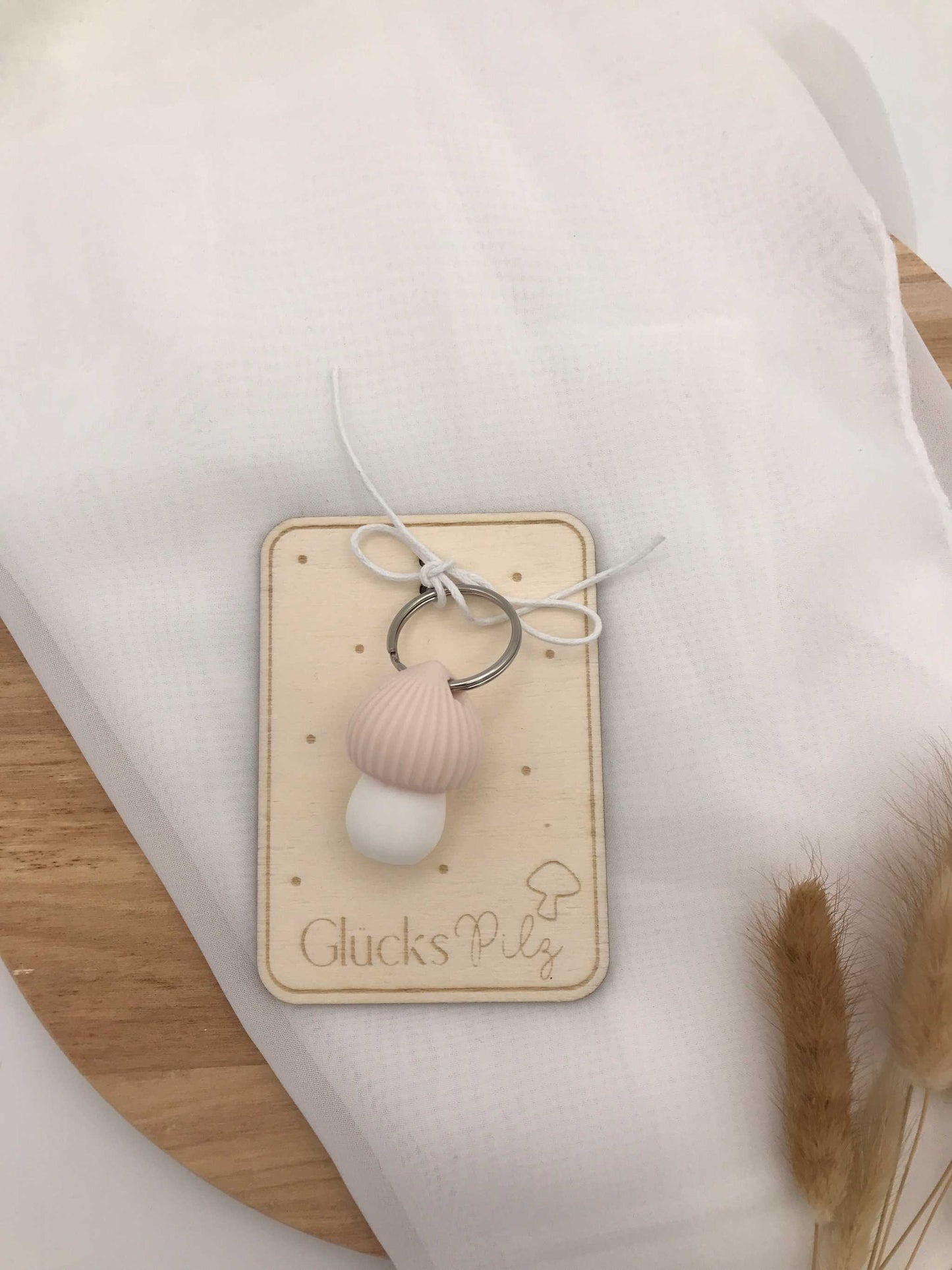Schlüsselanhänger Glückspilz aus 3D-gedrucktem PLA-Pilz auf graviertem Holzschild mit Schlüsselring, handgemacht und umweltfreundlich.
