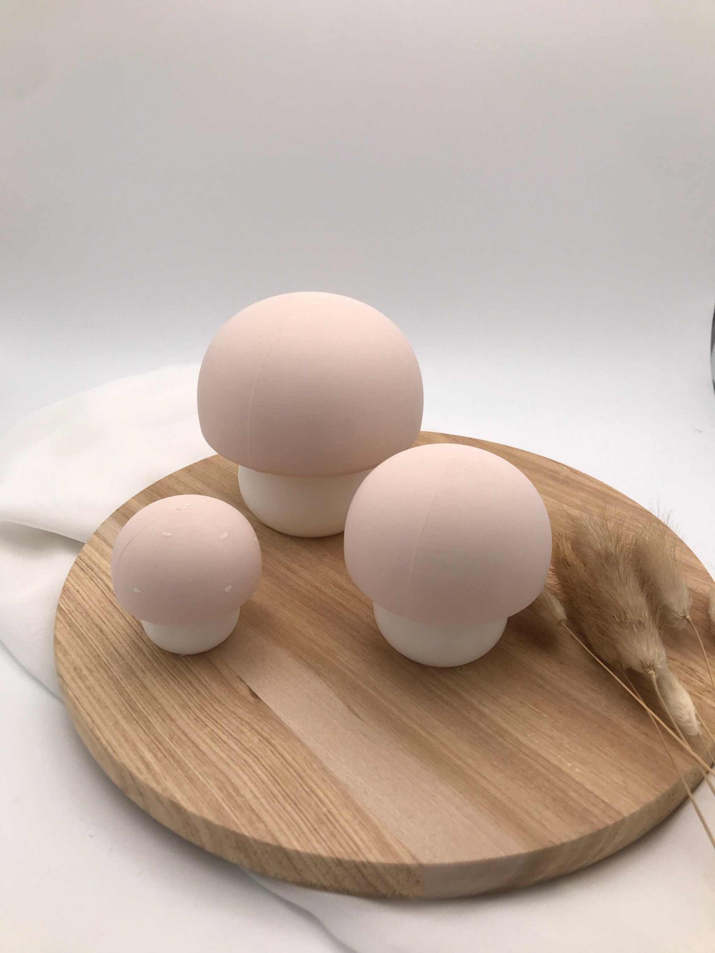 Drei weiße Deko-Pilze aus nachhaltigem PLA 3D-Druck in verschiedenen Größen auf Holztablett, minimalistische Naturdeko