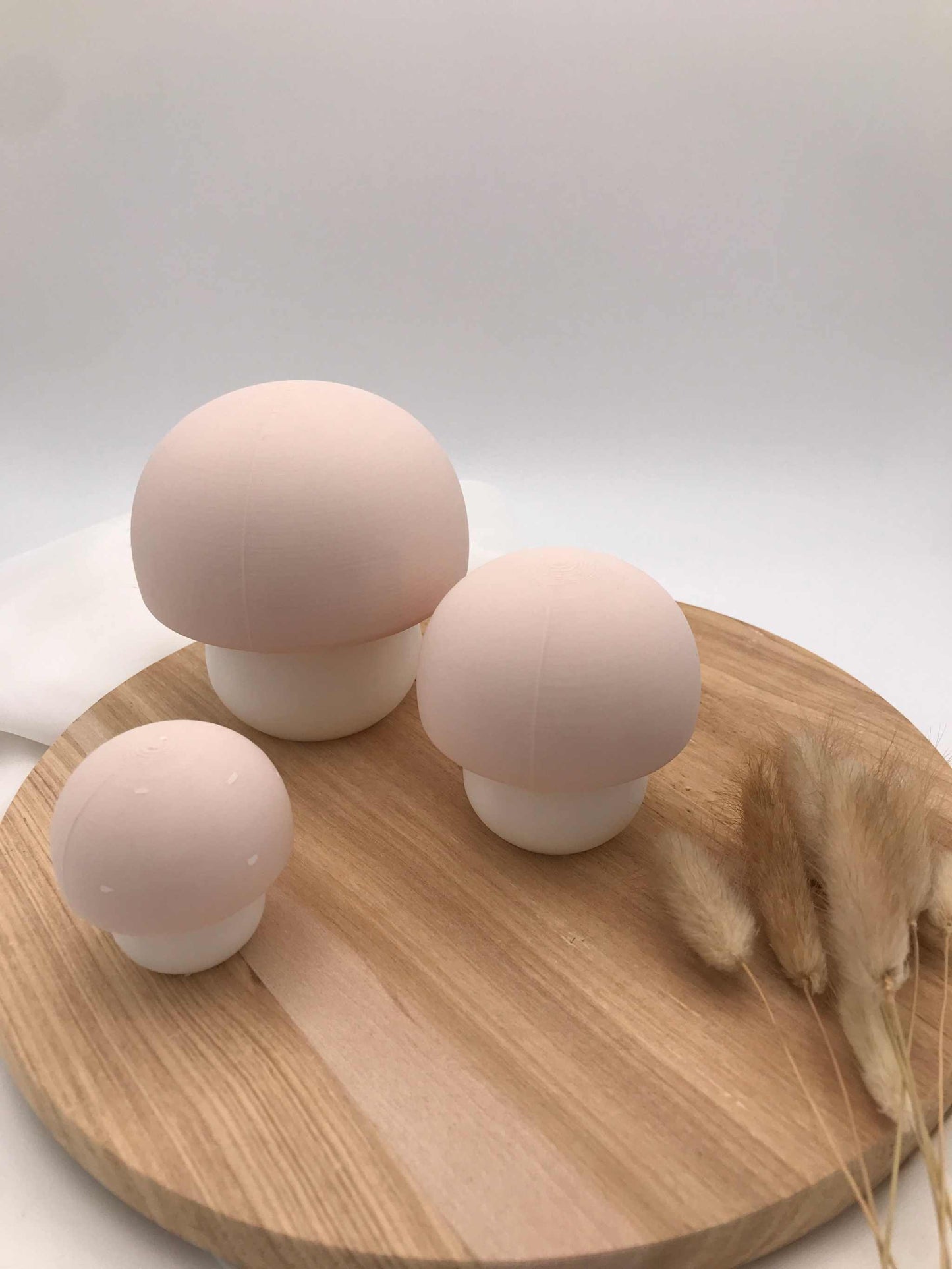 Nachhaltige Deko-Pilze aus PLA 3D-Druck in verschiedenen Größen auf Holzbrett