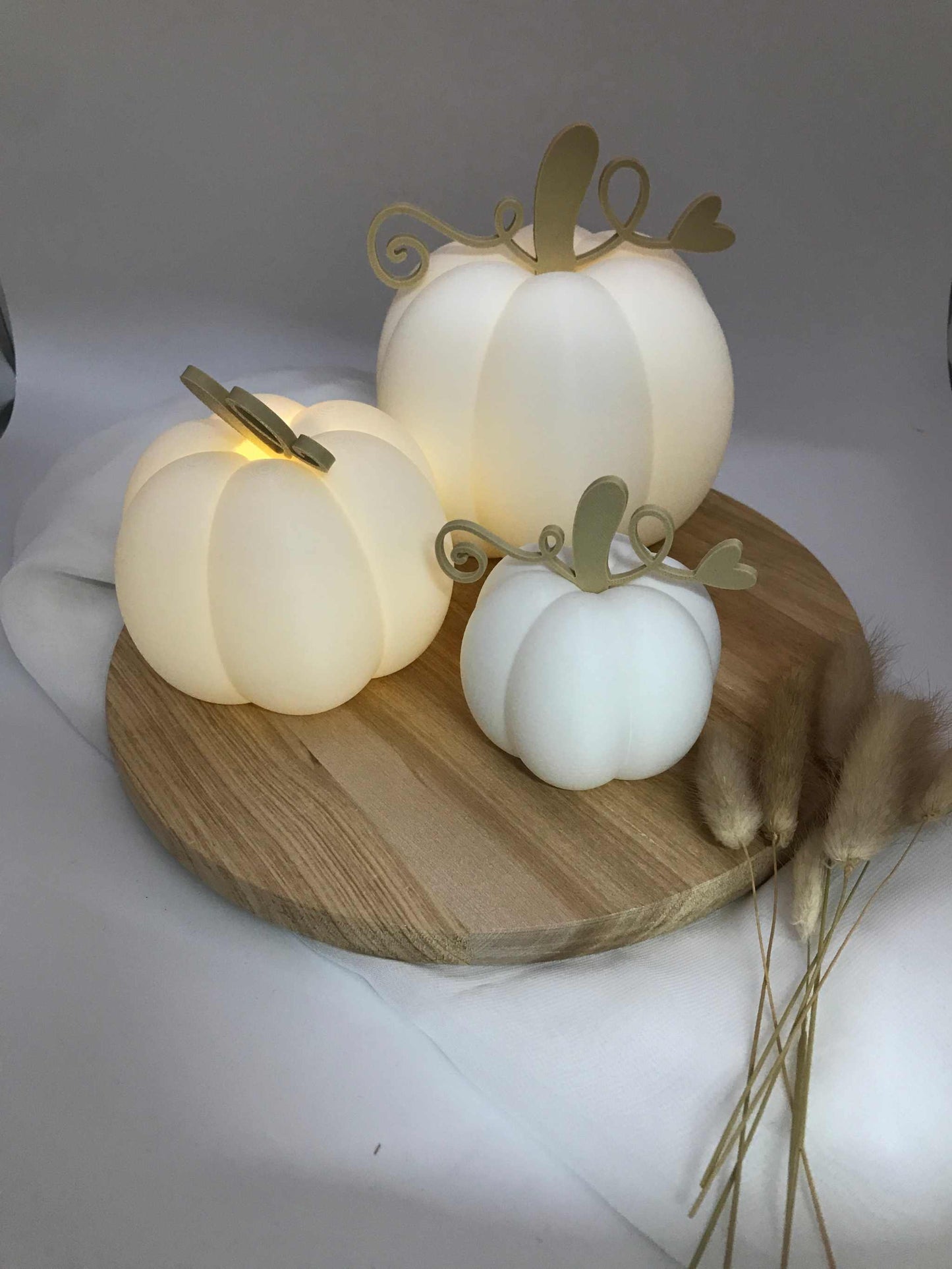 Nachhaltige handgefertigte Dekokürbisse aus PLA 3D-Druck in drei Größen, mittel und groß mit warmem LED-Teelicht, stimmungsvolle Herbst- und Halloween-Deko.