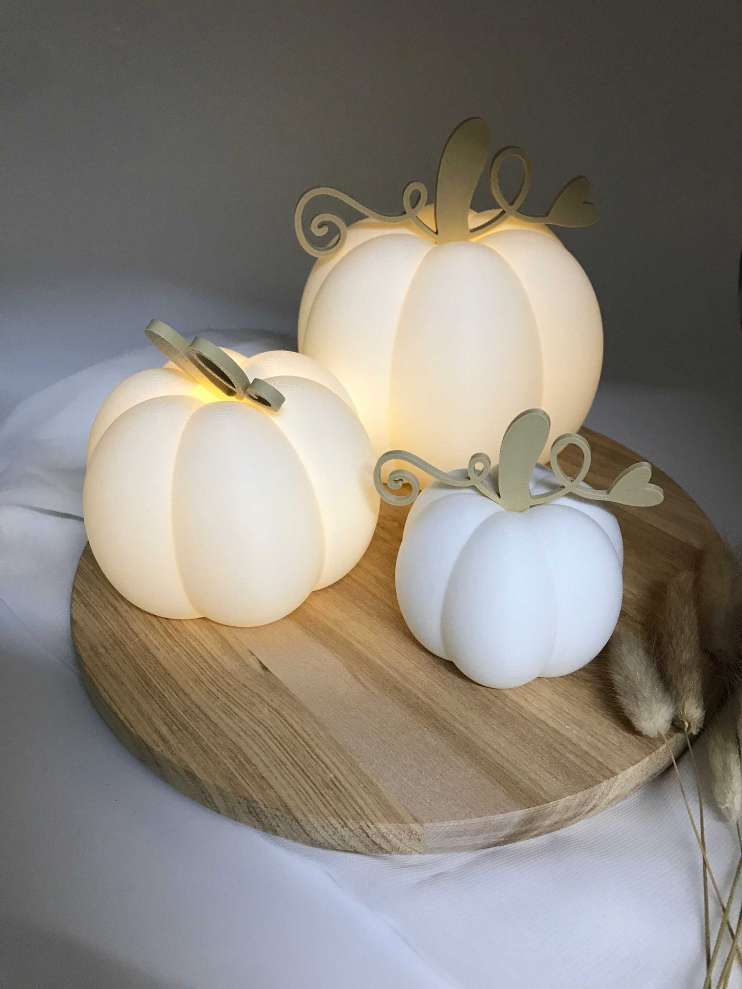 Handgefertigte Dekokürbisse aus PLA 3D-Druck in drei Größen, mittel und groß mit warmem LED-Teelicht, nachhaltige Herbstdekoration