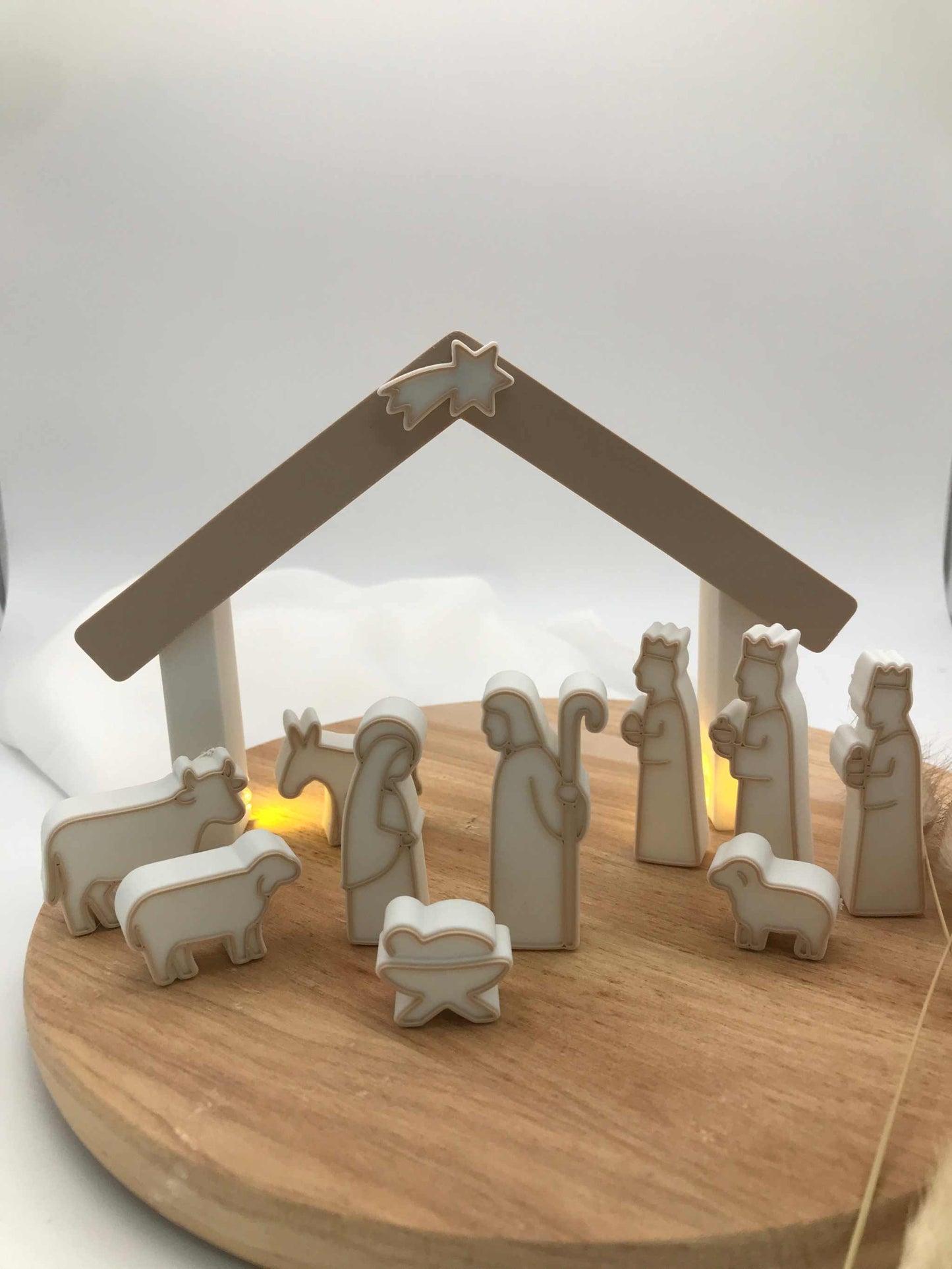 Minimalistische Weihnachtskrippe aus 3D-Druck mit Maria, Josef, Jesuskind, Heiligen Drei Königen und Tieren auf Holzplatte